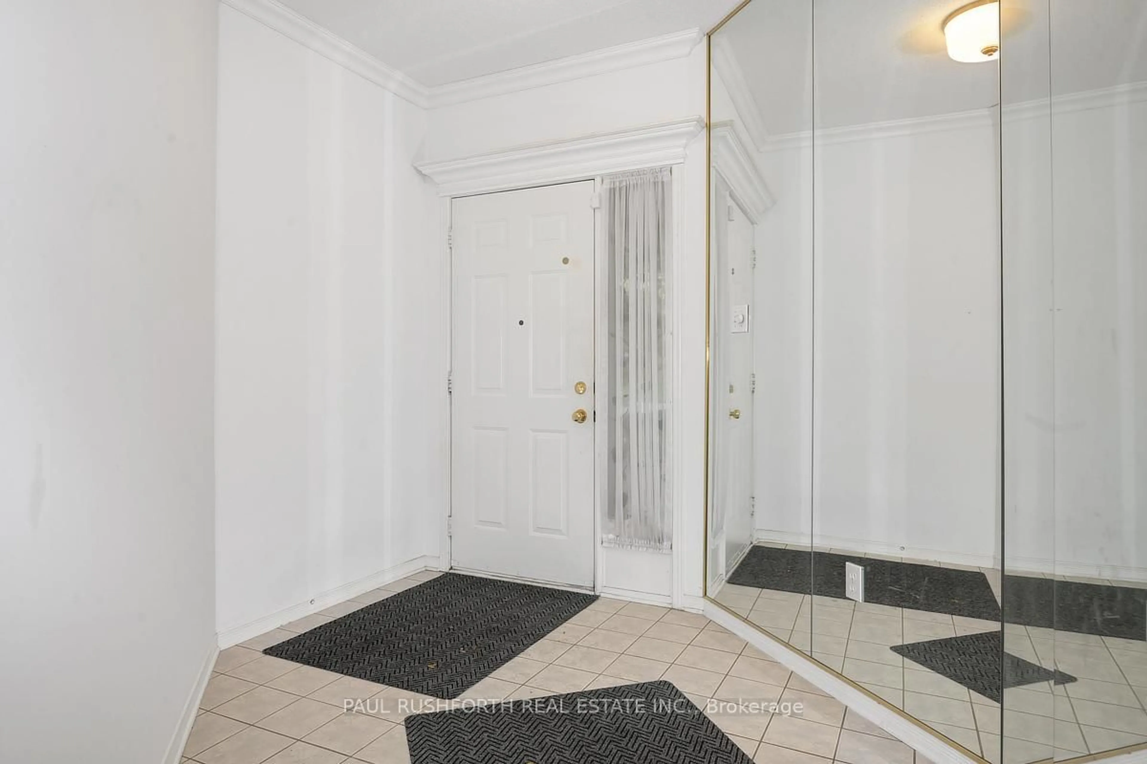 Indoor foyer for 112 Robson Crt, Ottawa Ontario K2K 2W1