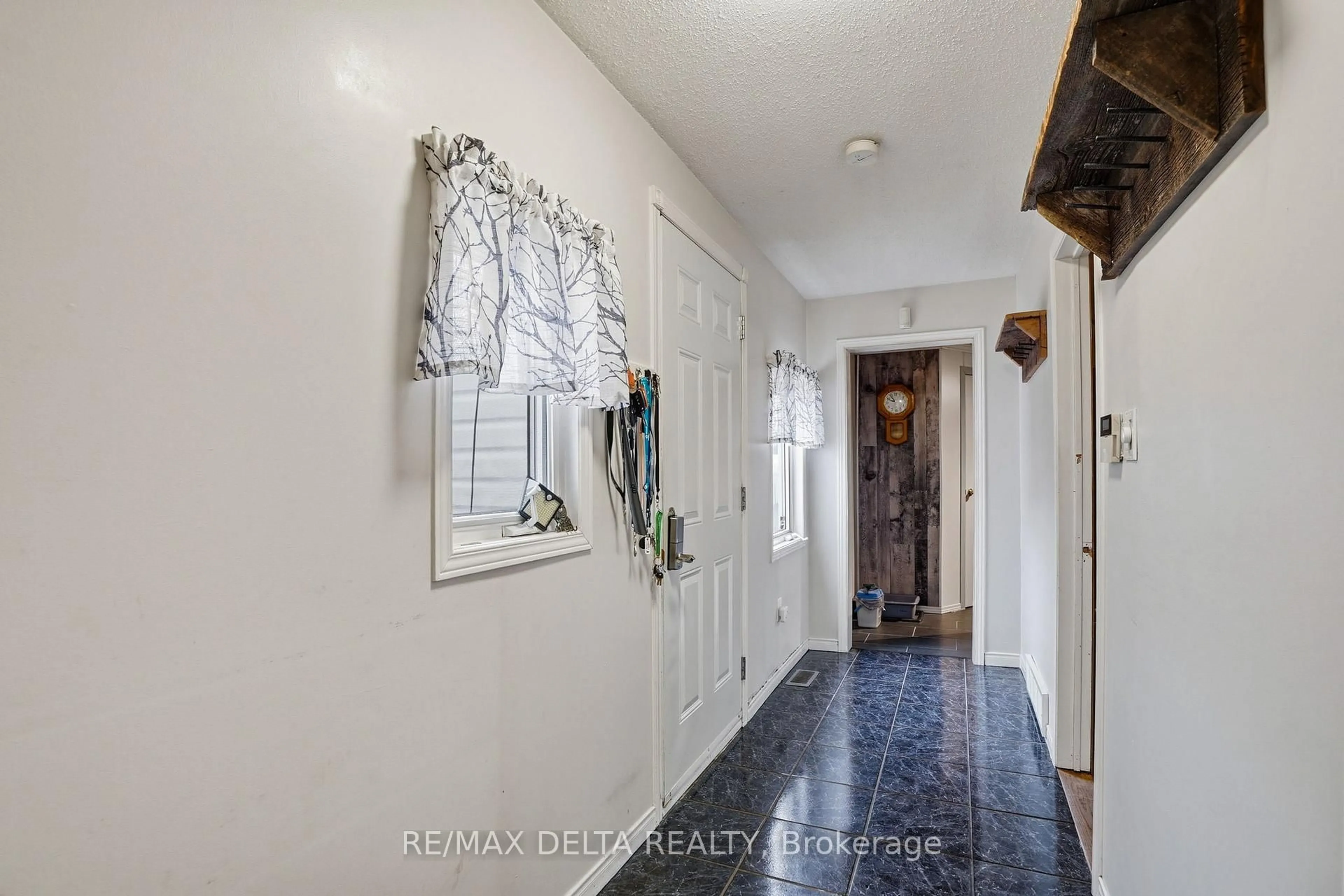 Indoor entryway for 474 Telegraph Rd, Alfred and Plantagenet Ontario K0B 1A0