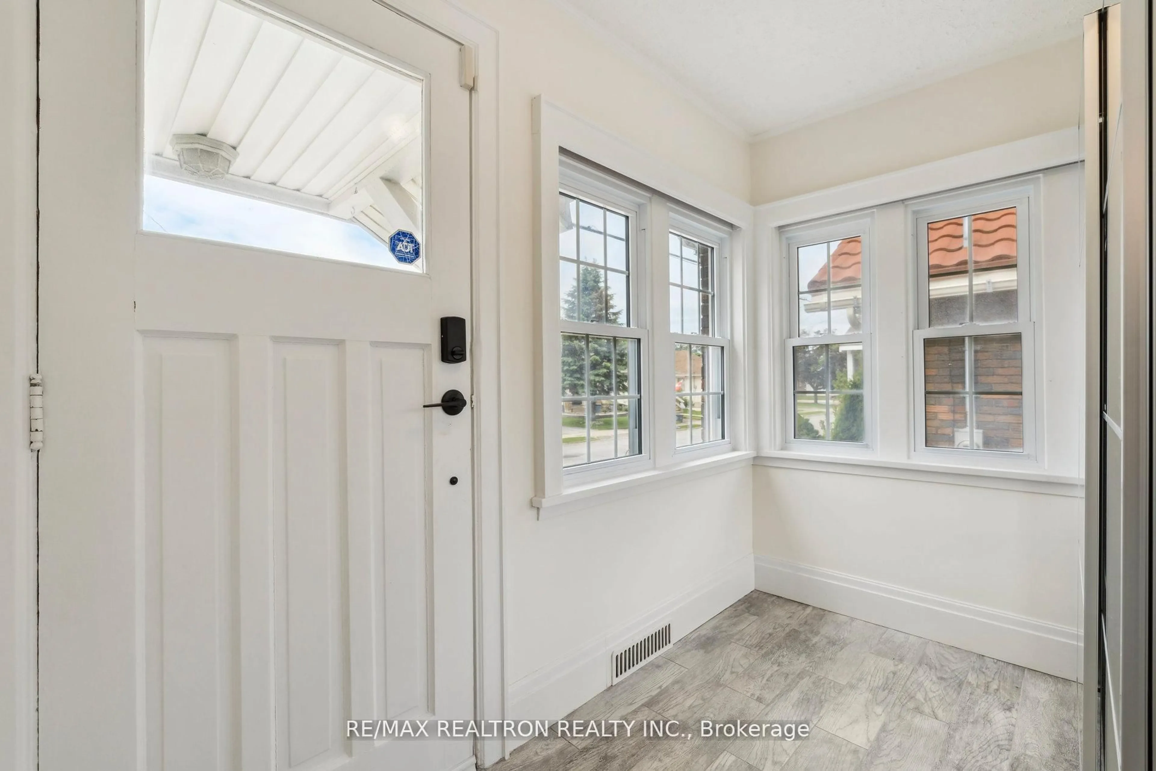 Indoor entryway for 4844 Sixth Ave, Niagara Falls Ontario L2E 4T9