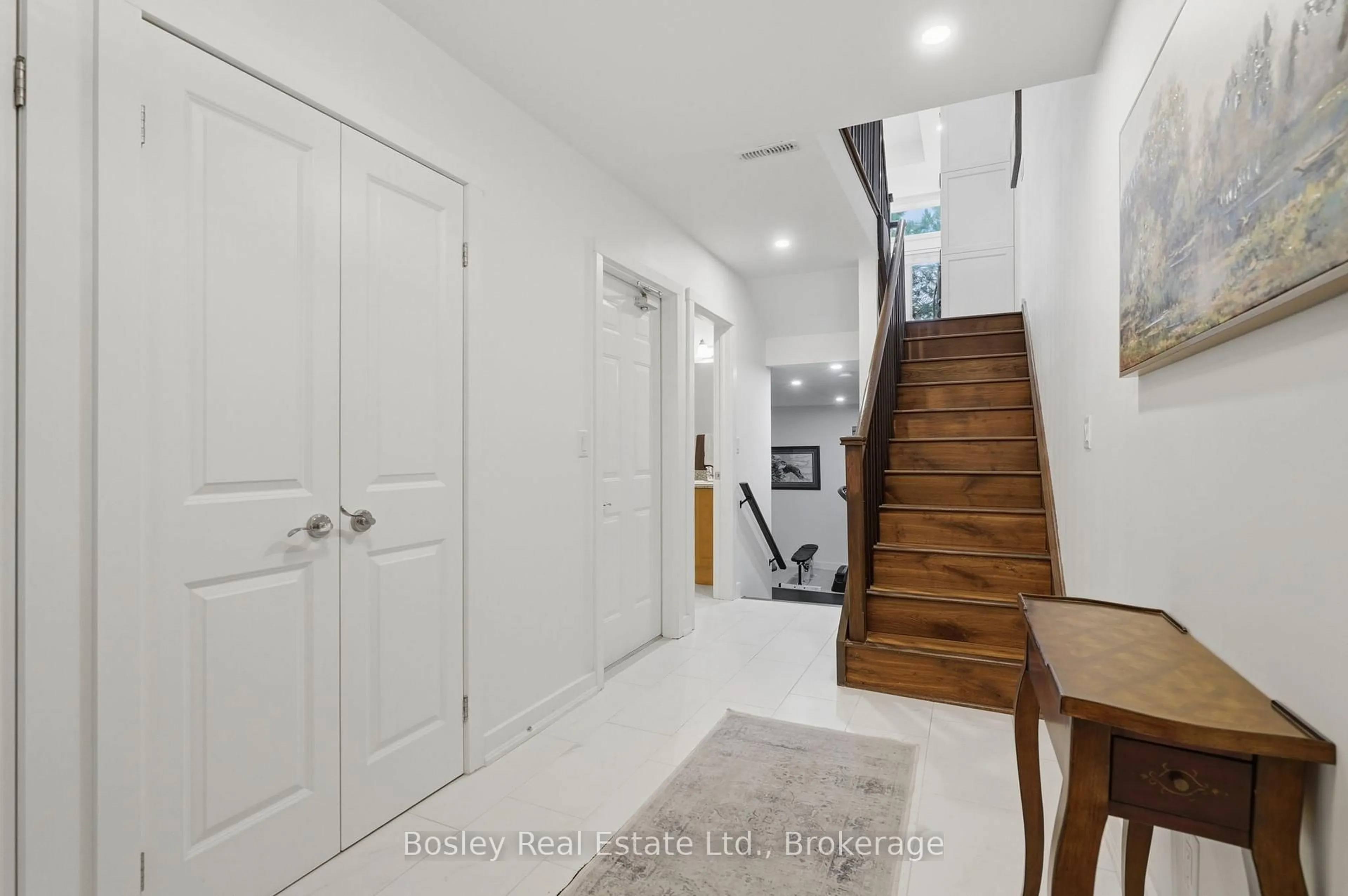 Indoor foyer for 104 Farmgate Rd #8, Blue Mountains Ontario L9Y 0L7