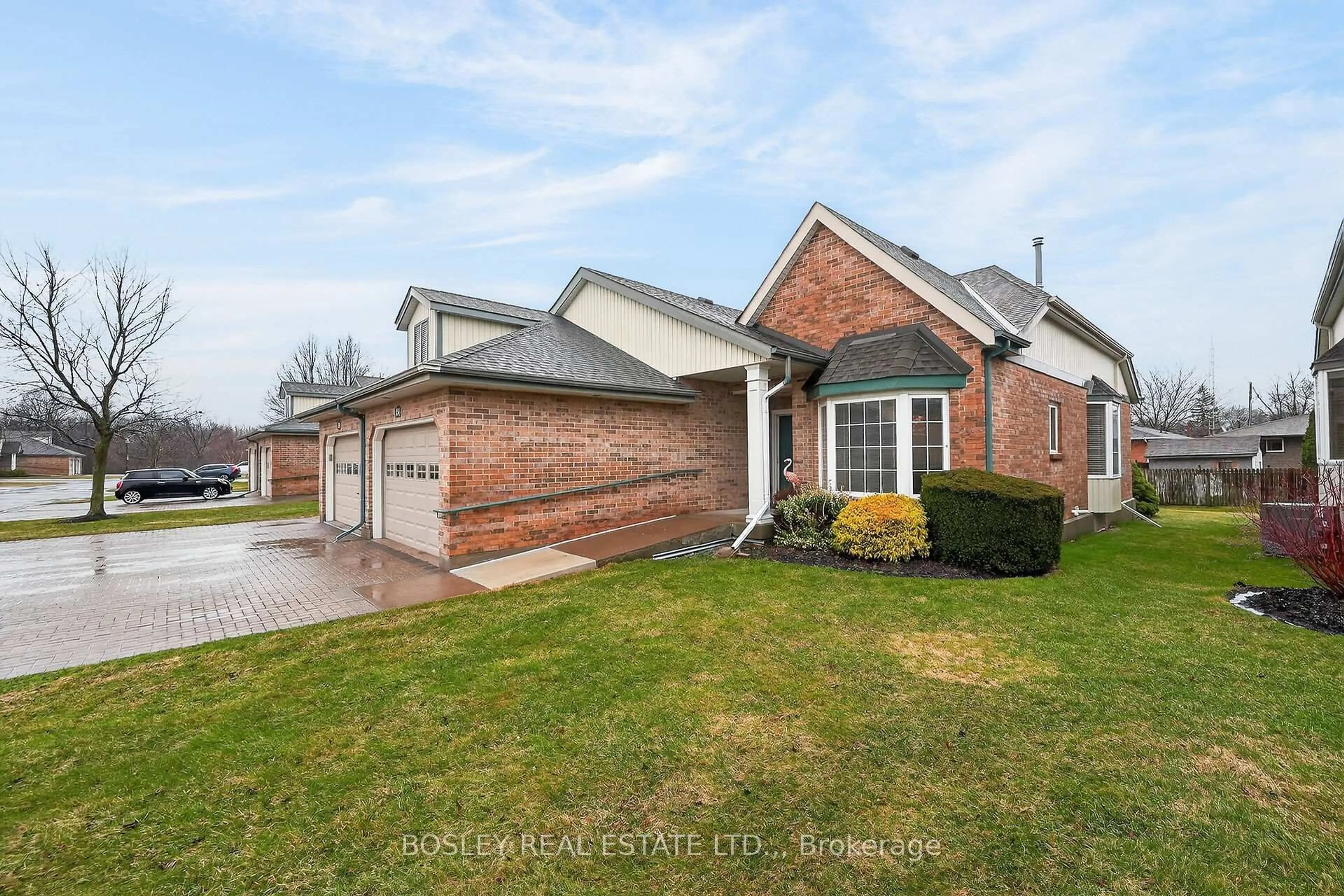 Home with brick exterior material, street for 121 Glen Morris Dr #34, St. Catharines Ontario L2T 4C5