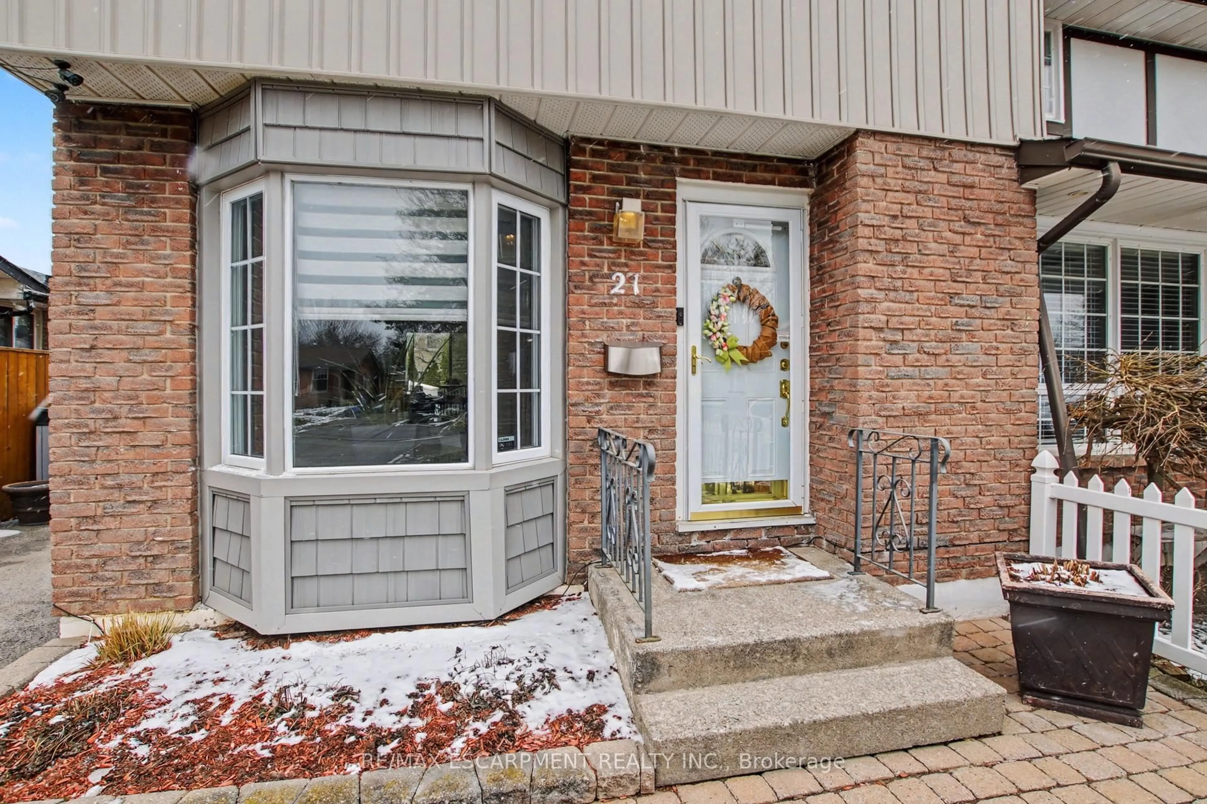 Indoor entryway for 21 Greystone Cres, St. Catharines Ontario L2N 6P1