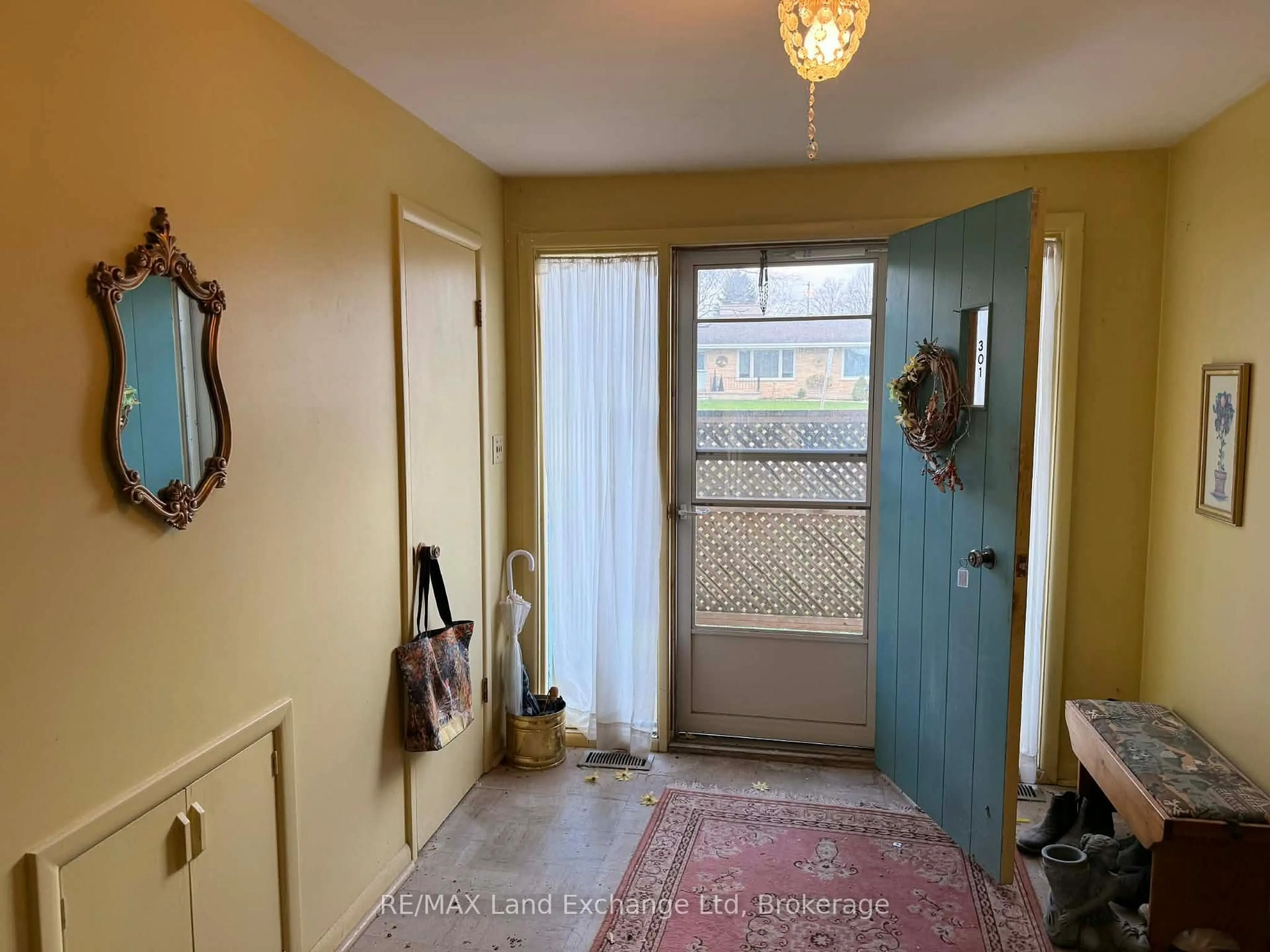 Indoor entryway for 301 Summit Dr, North Huron Ontario N0G 2W0