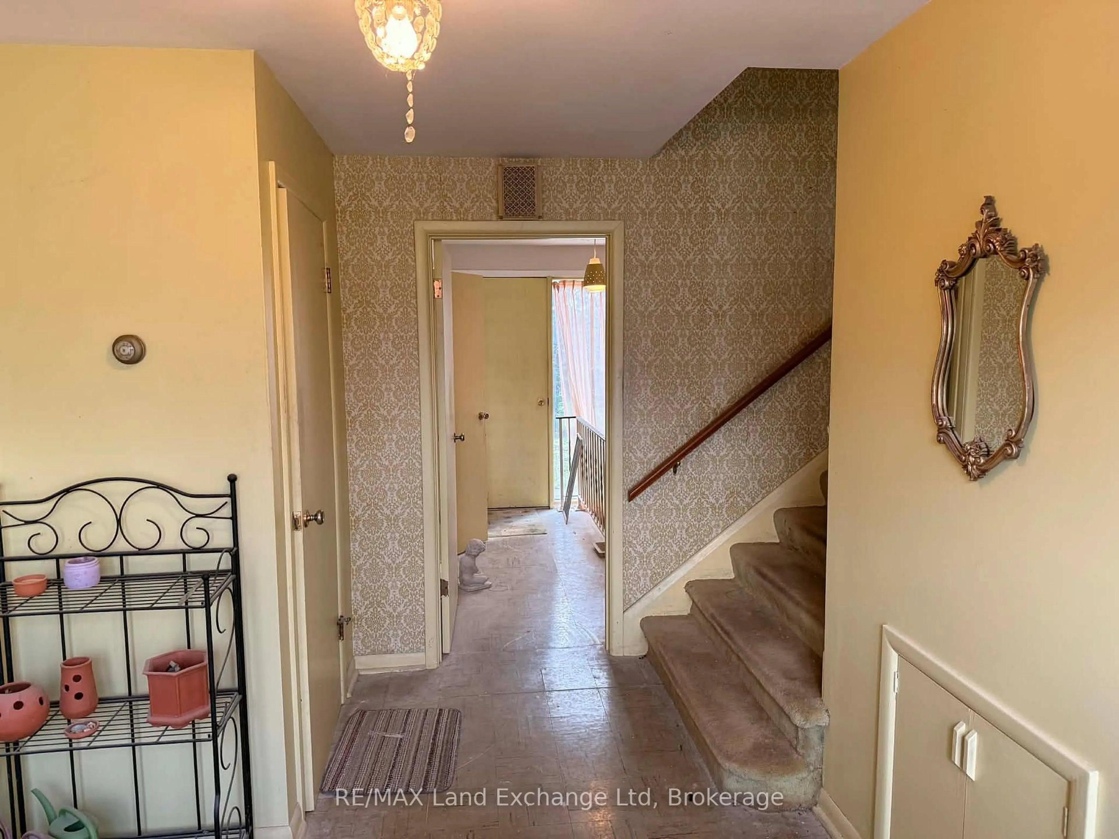 Indoor foyer for 301 Summit Dr, North Huron Ontario N0G 2W0