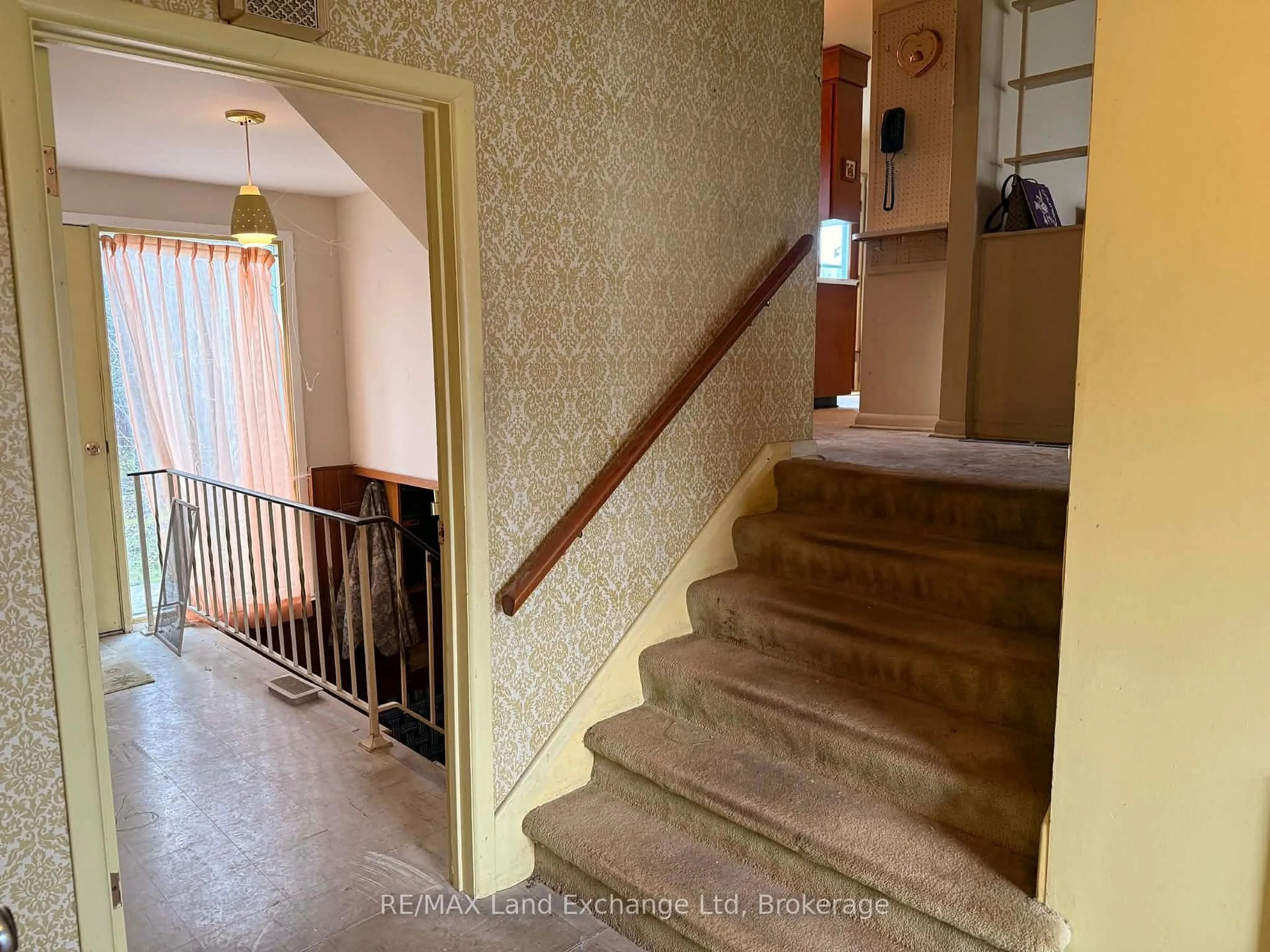 Indoor foyer for 301 Summit Dr, North Huron Ontario N0G 2W0