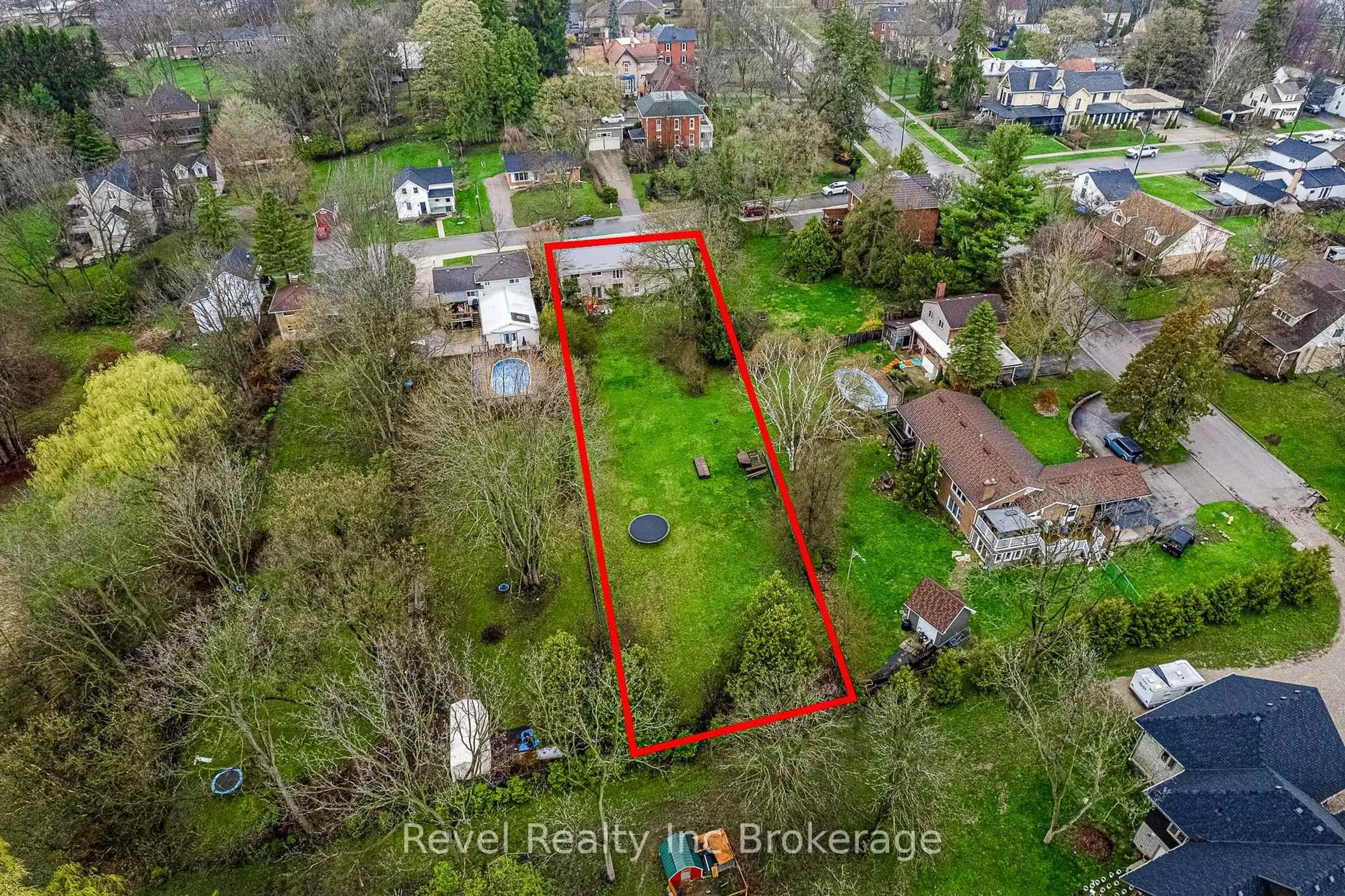 A pic from outside/outdoor area/front of a property/back of a property/a pic from drone, building for 19 Dufferin St, Ingersoll Ontario N5C 2E5