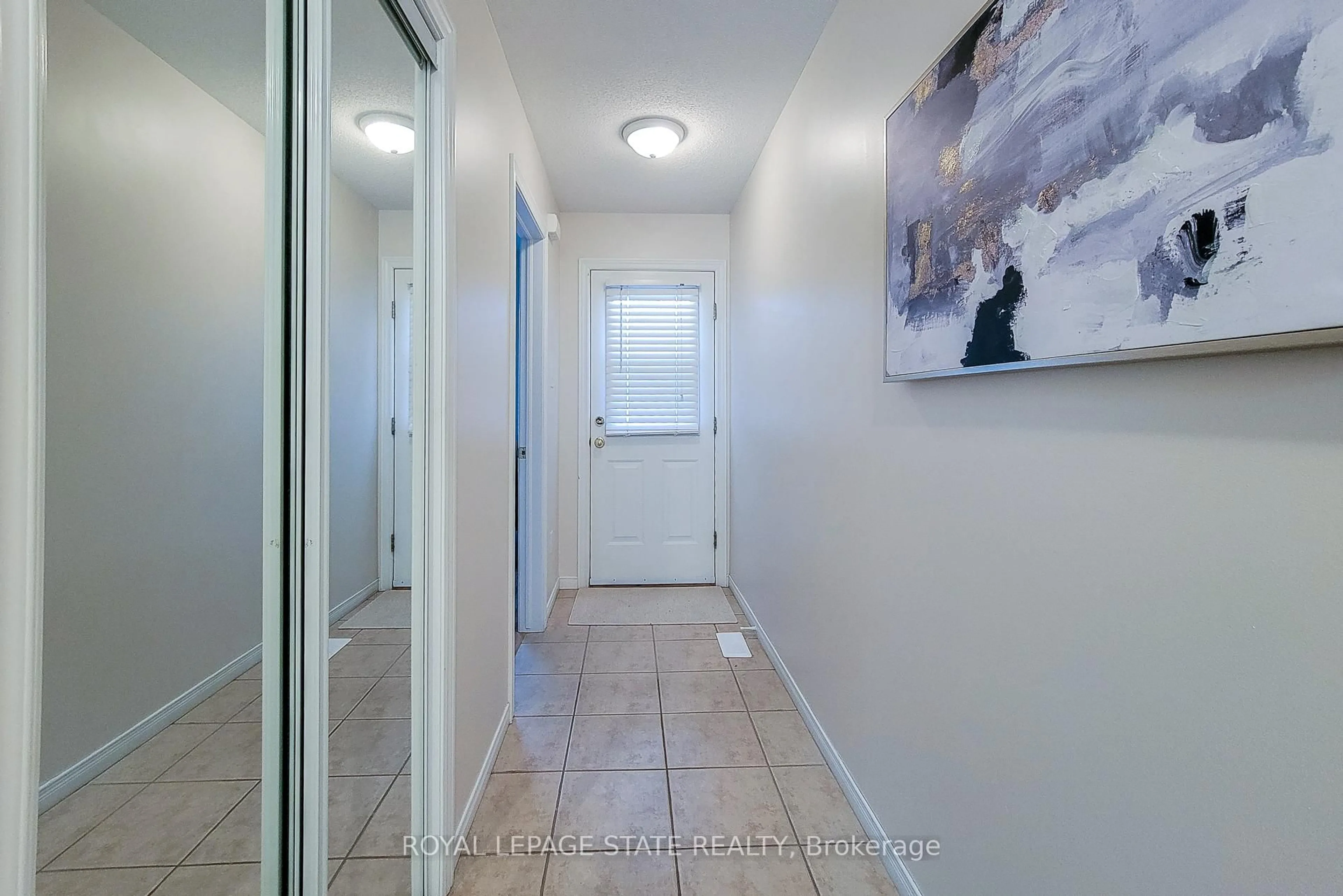 Indoor entryway for 751 Rymal Rd #22, Hamilton Ontario L9B 2Y3