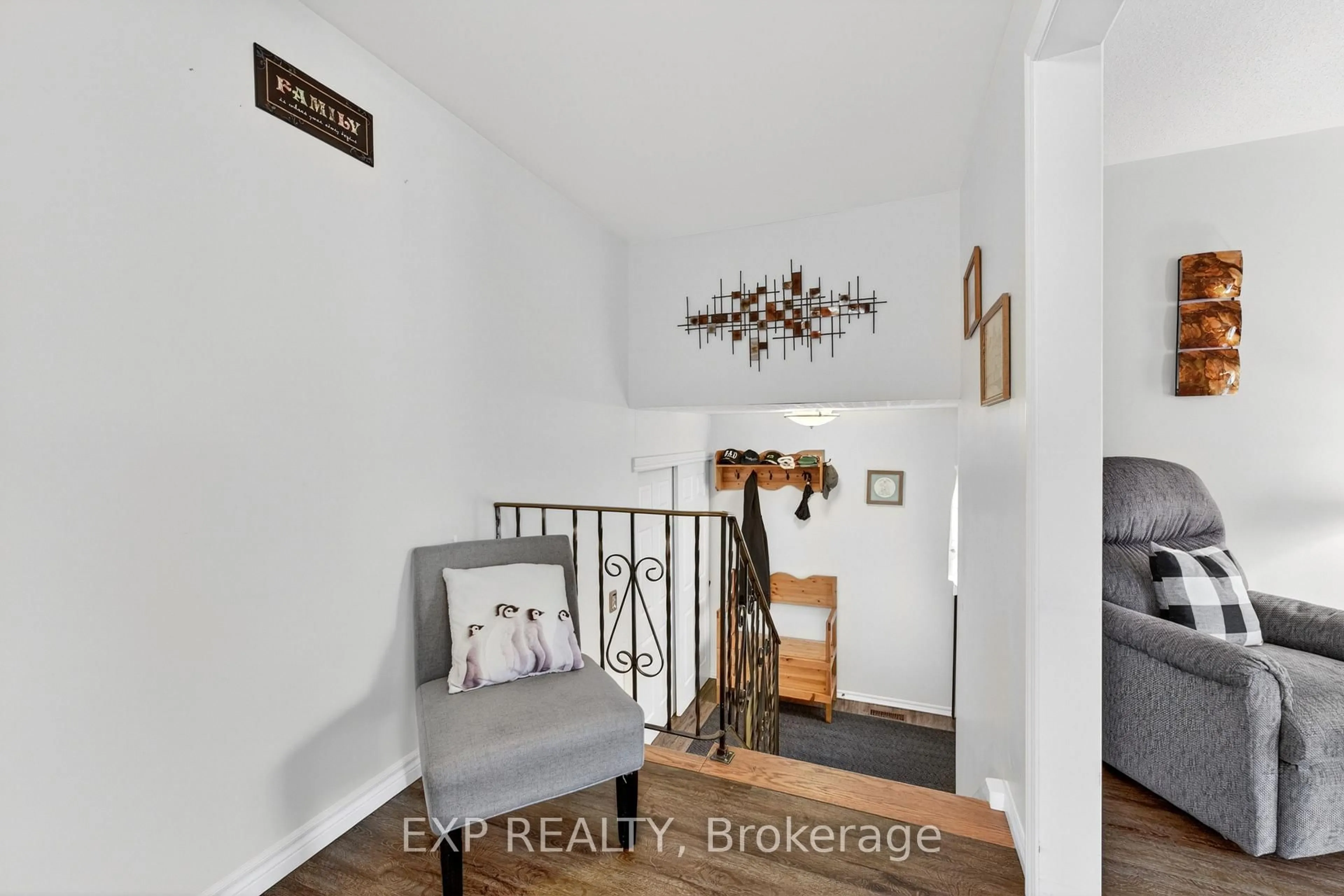 Indoor entryway for 54 Dauphin Ave, Kingston Ontario K7K 6B1