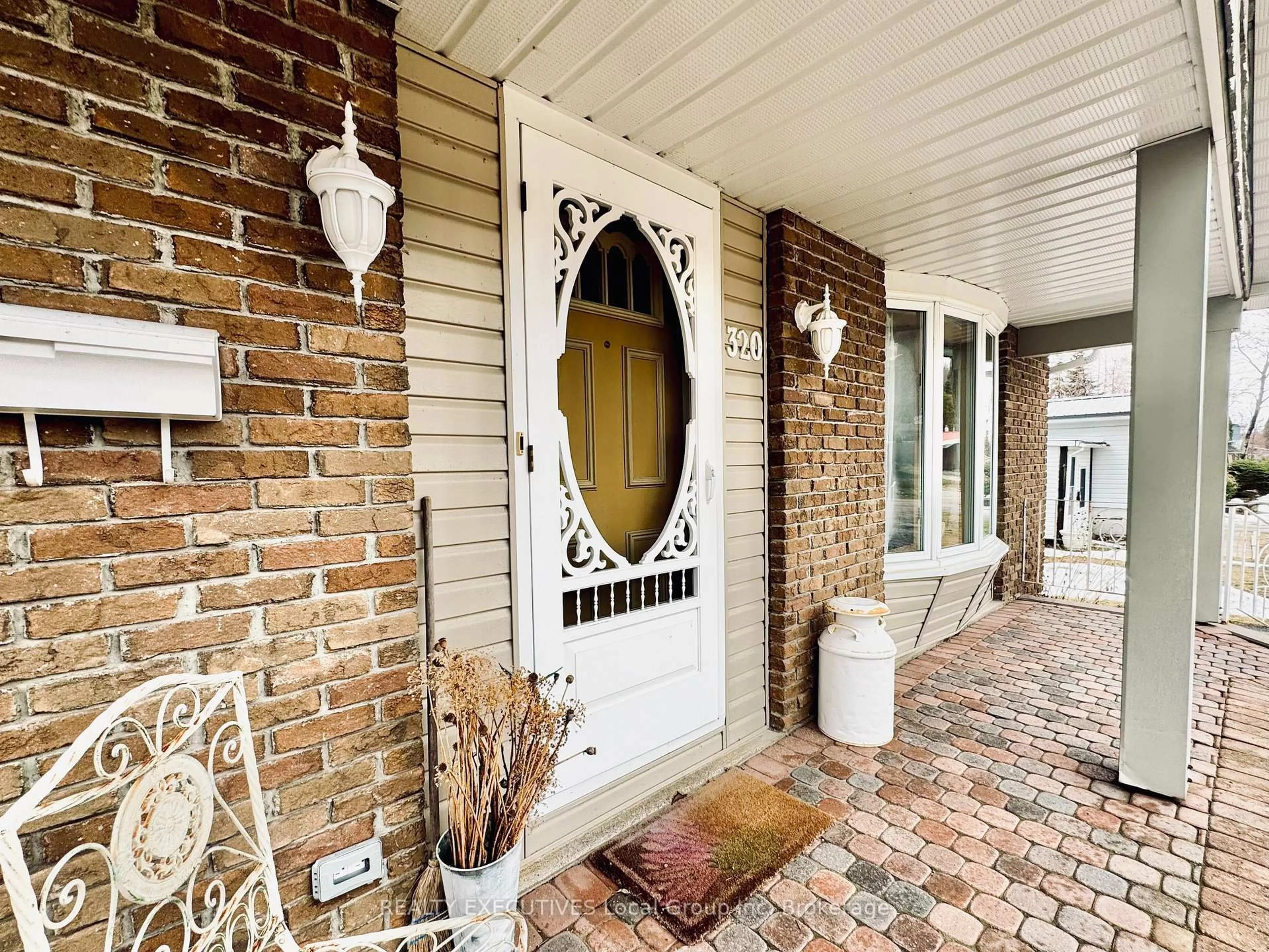 Indoor entryway for 320 Justin St, North Bay Ontario P1B 5J9
