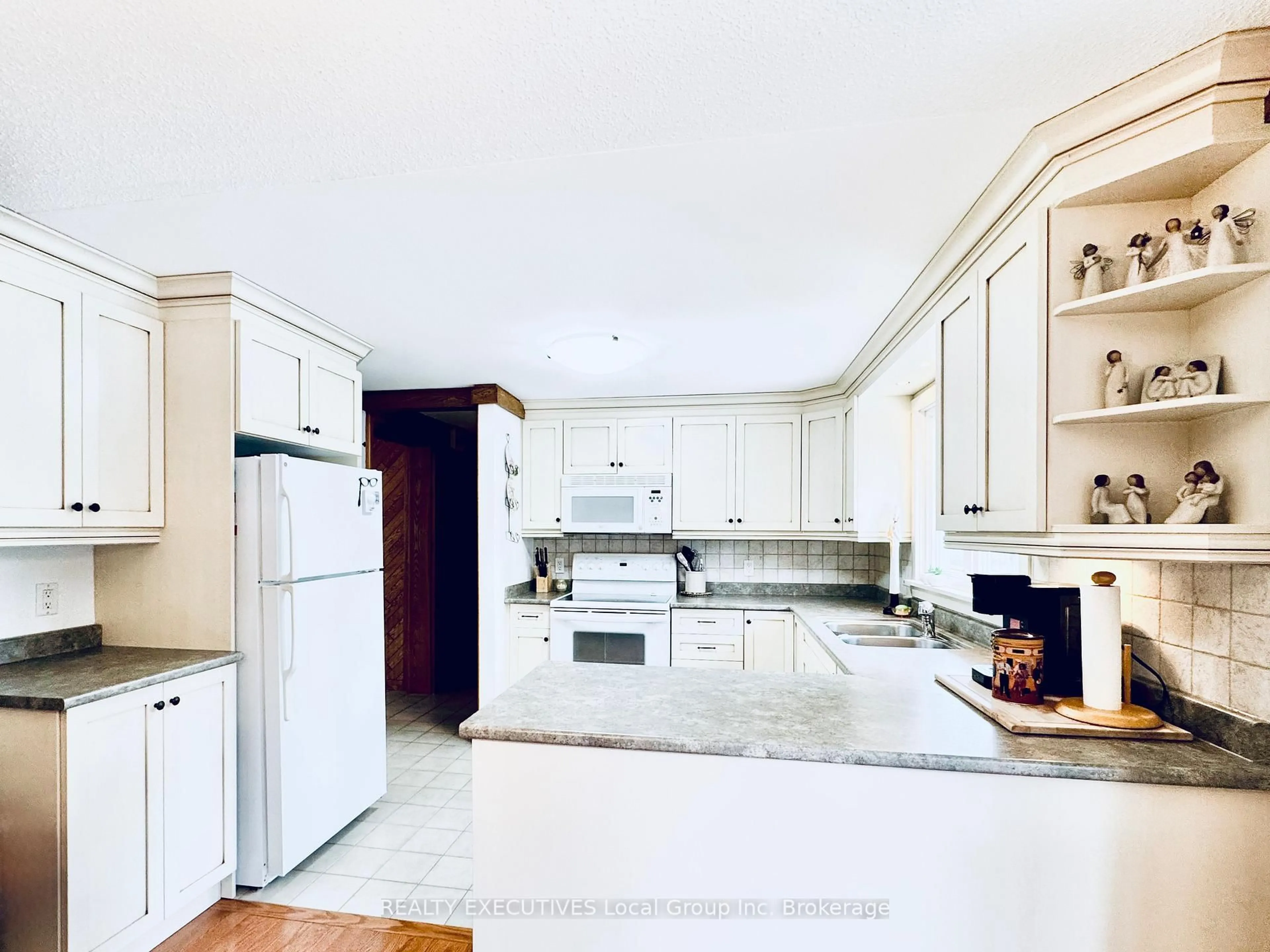 Open concept kitchen, ceramic/tile floor for 320 Justin St, North Bay Ontario P1B 5J9