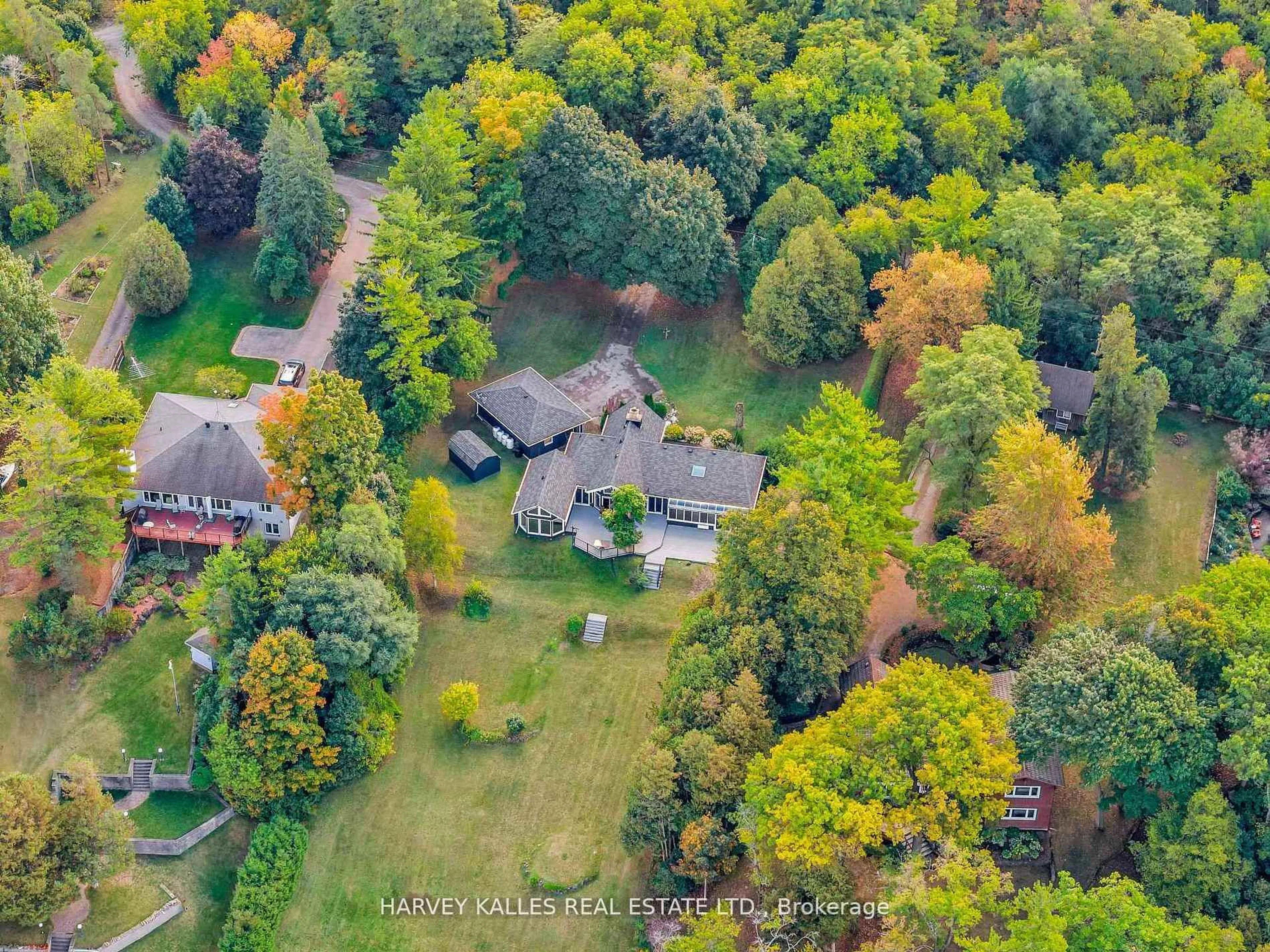 A pic from outside/outdoor area/front of a property/back of a property/a pic from drone, forest/trees view for 8 Oak Dr, Puslinch Ontario N0B 2J0