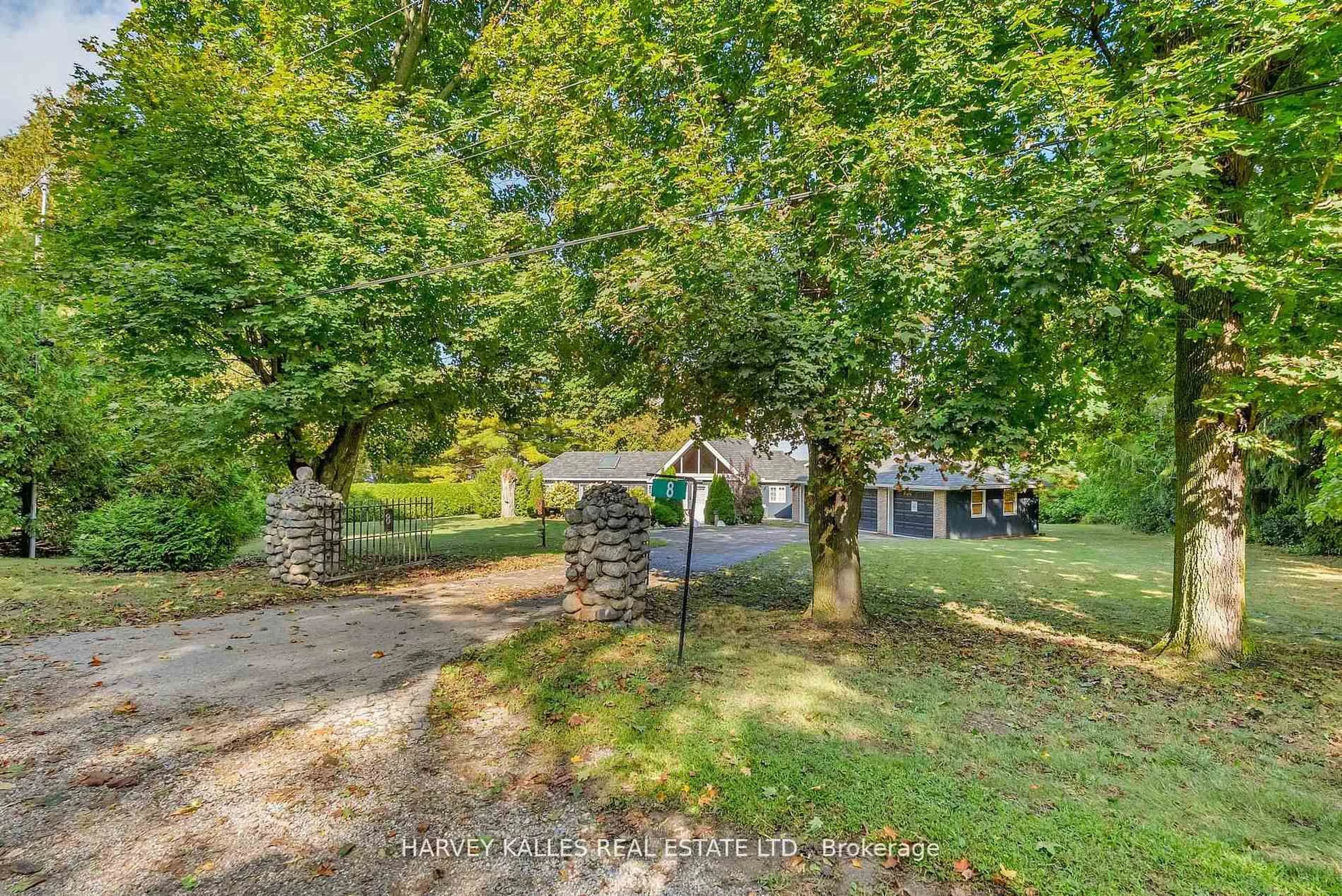 A pic from outside/outdoor area/front of a property/back of a property/a pic from drone, unknown for 8 Oak Dr, Puslinch Ontario N0B 2J0