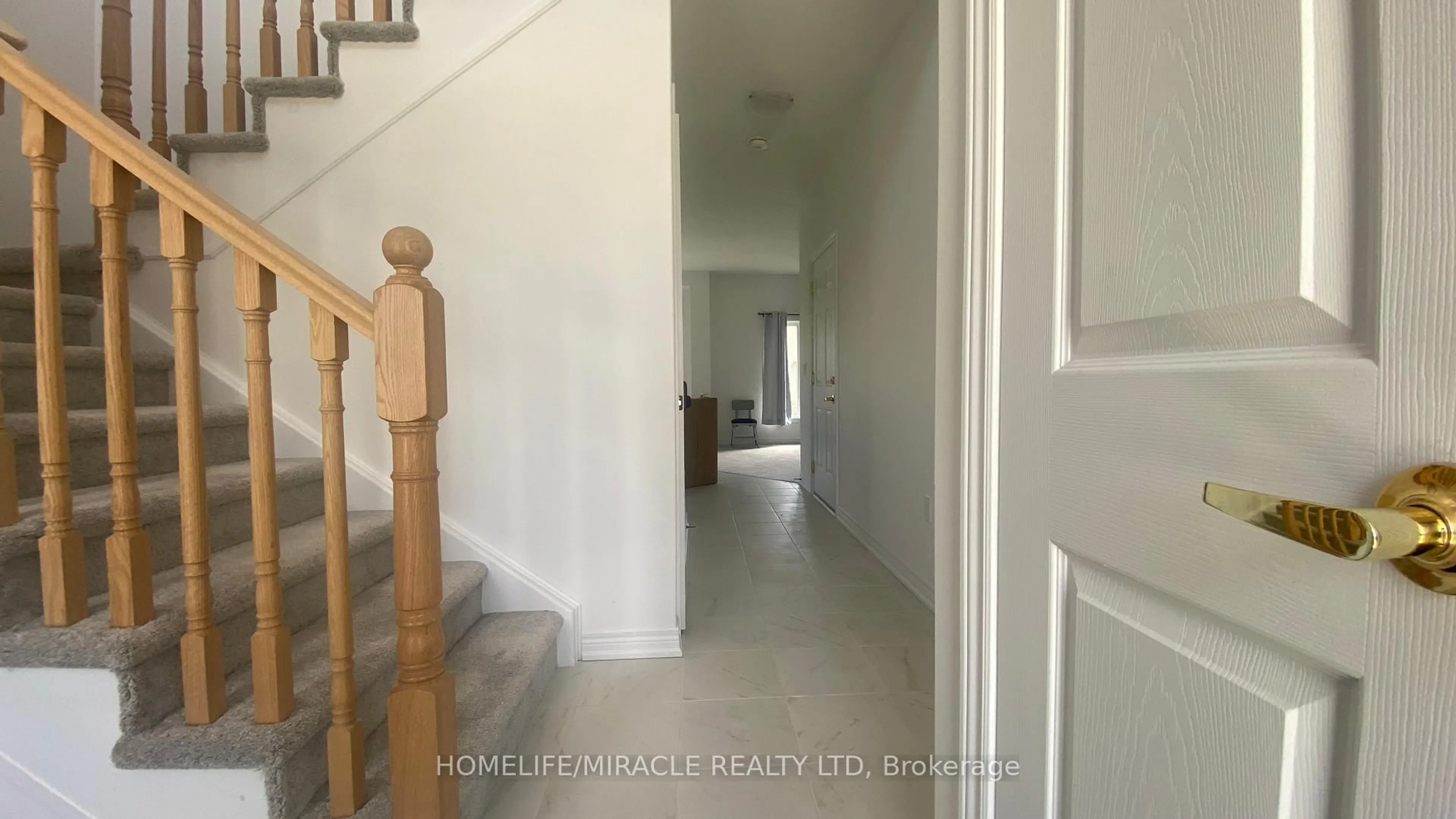 Indoor foyer for 143 Devonleigh Gate, Grey Highlands Ontario N0C 1H0