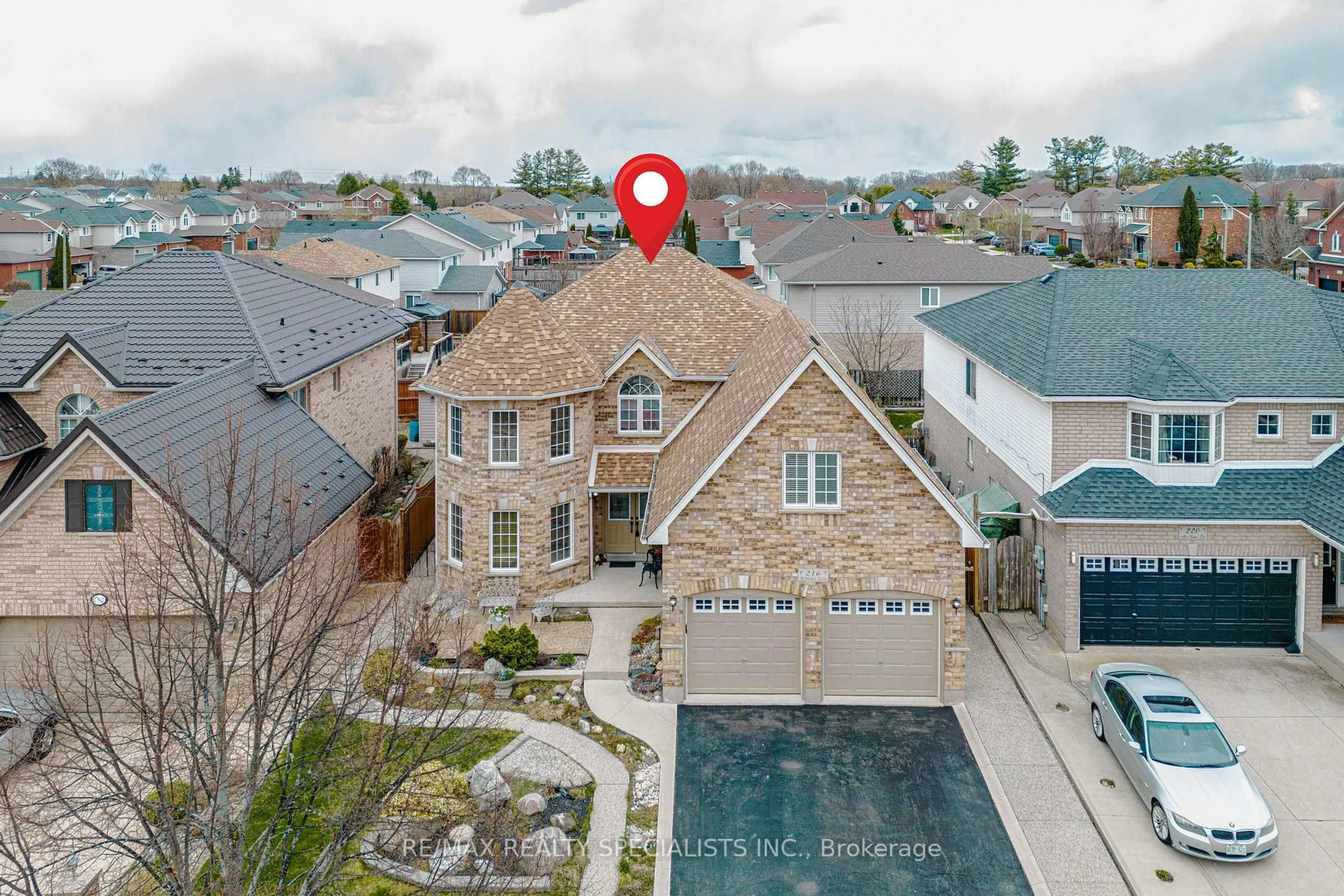 A pic from outside/outdoor area/front of a property/back of a property/a pic from drone, street for 216 Mcnichol Dr, Cambridge Ontario N1P 1J3