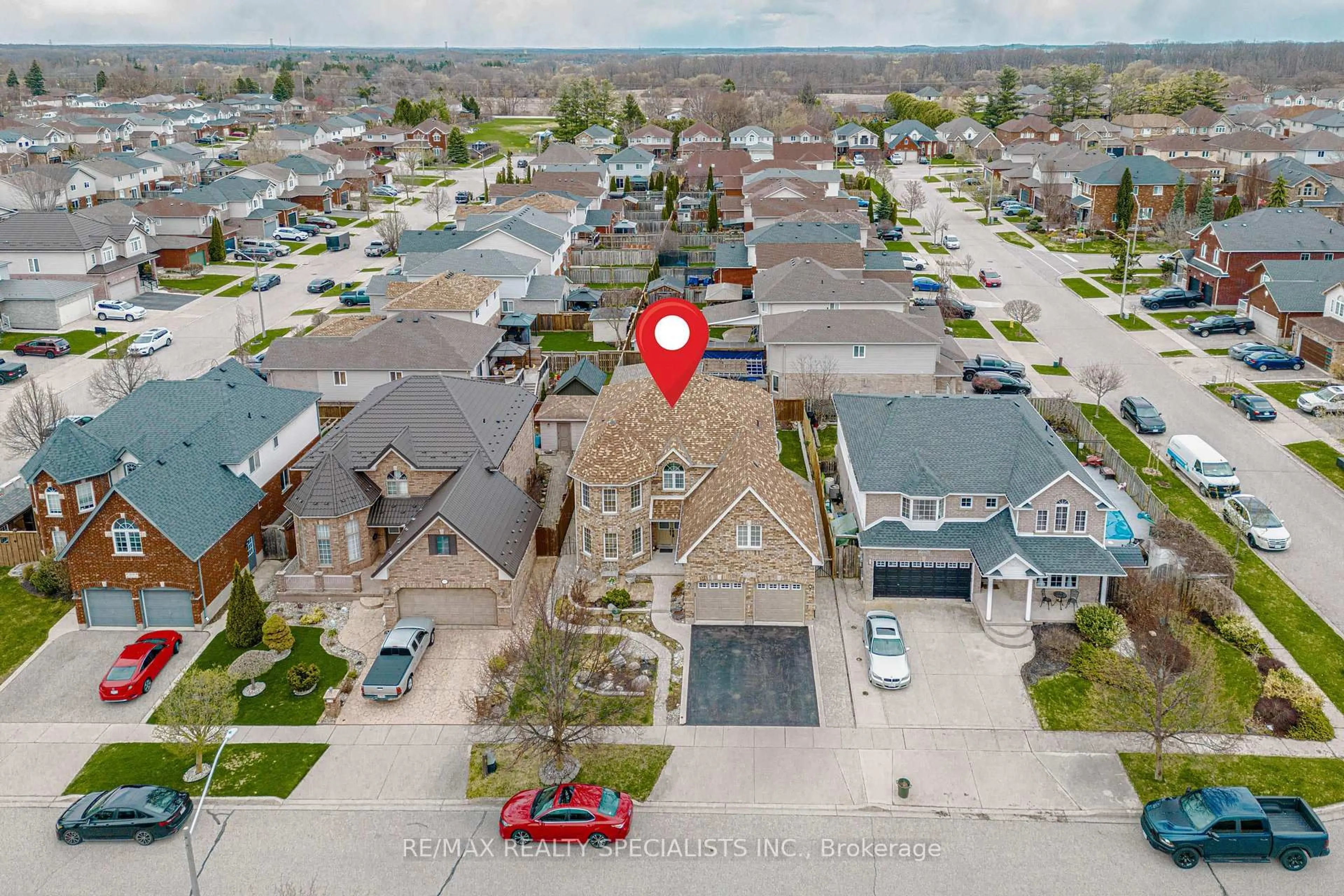 A pic from outside/outdoor area/front of a property/back of a property/a pic from drone, street for 216 Mcnichol Dr, Cambridge Ontario N1P 1J3