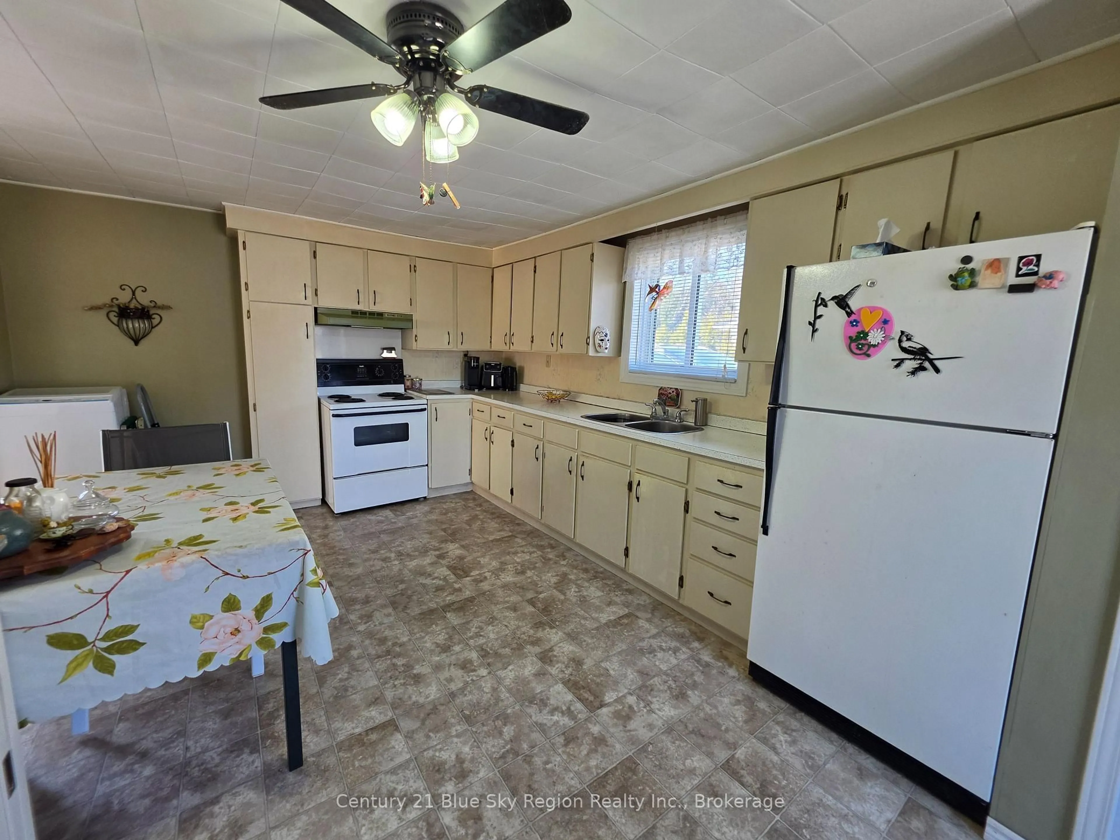 Standard kitchen, unknown for 19 Gingras Ave, West Nipissing Ontario P0H 2M0