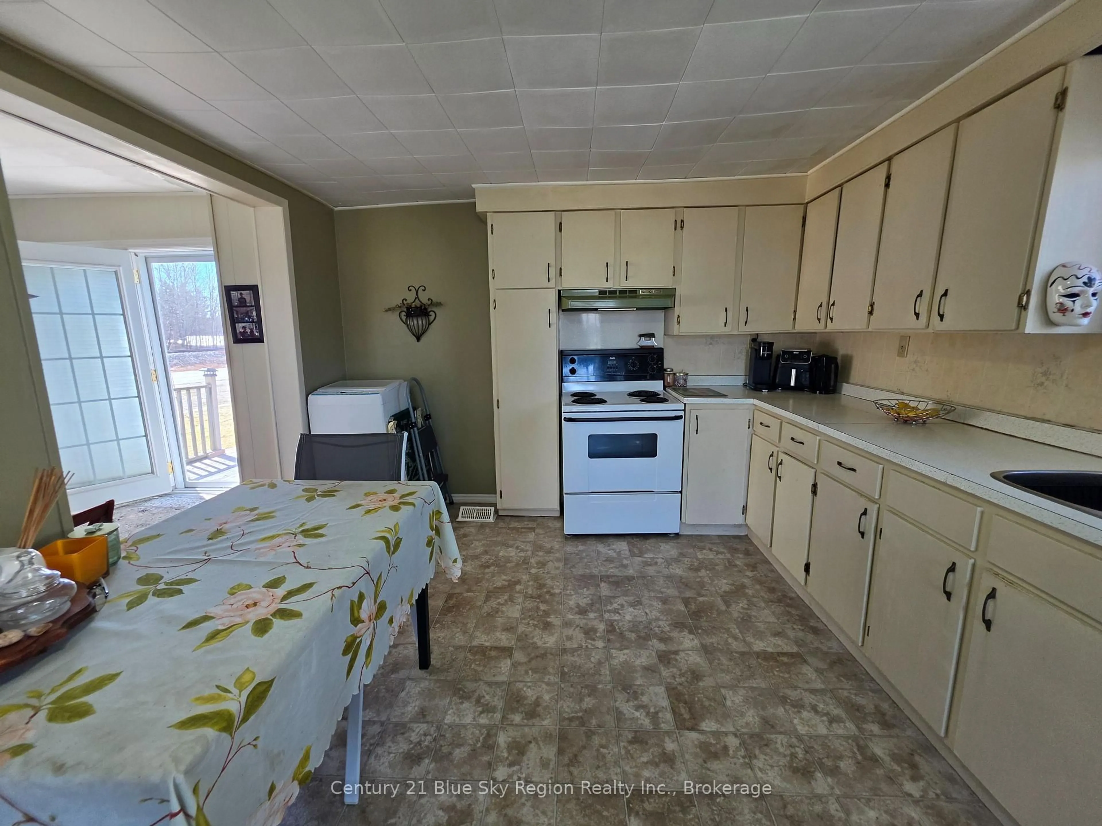 Standard kitchen, ceramic/tile floor for 19 Gingras Ave, West Nipissing Ontario P0H 2M0
