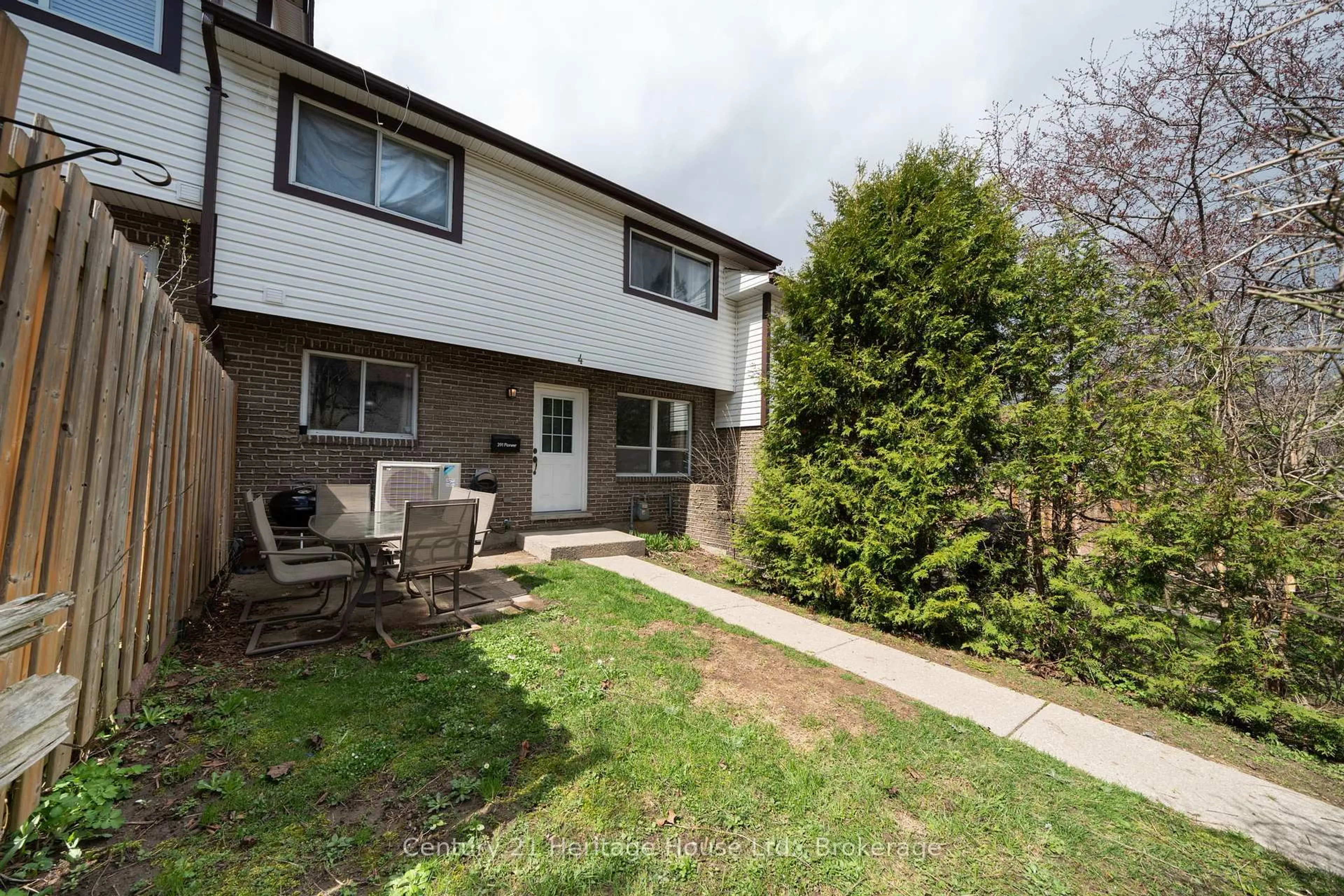 Patio, street for 391 Pioneer Dr #4, Kitchener Ontario N2P 1L8