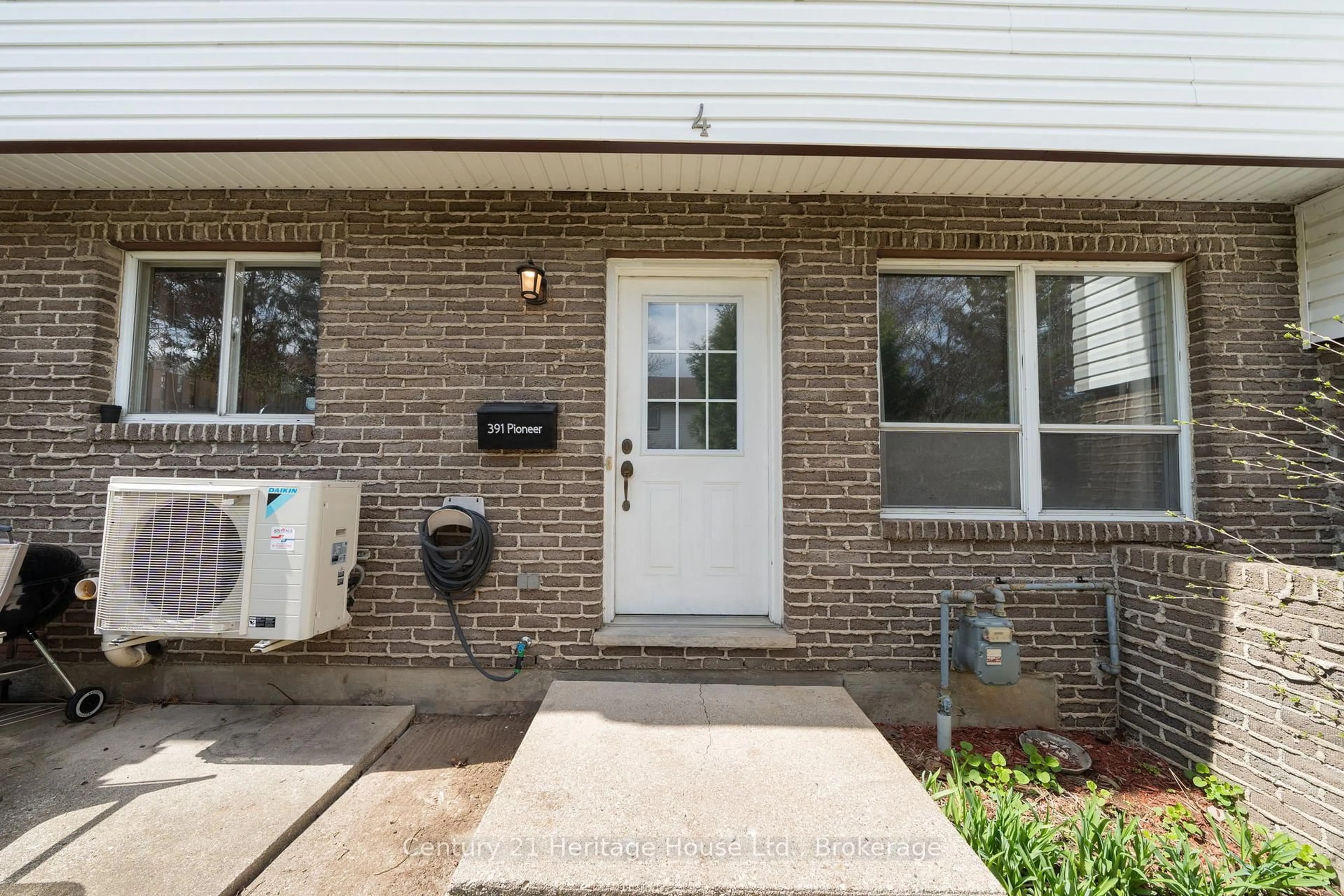 Indoor entryway for 391 Pioneer Dr #4, Kitchener Ontario N2P 1L8