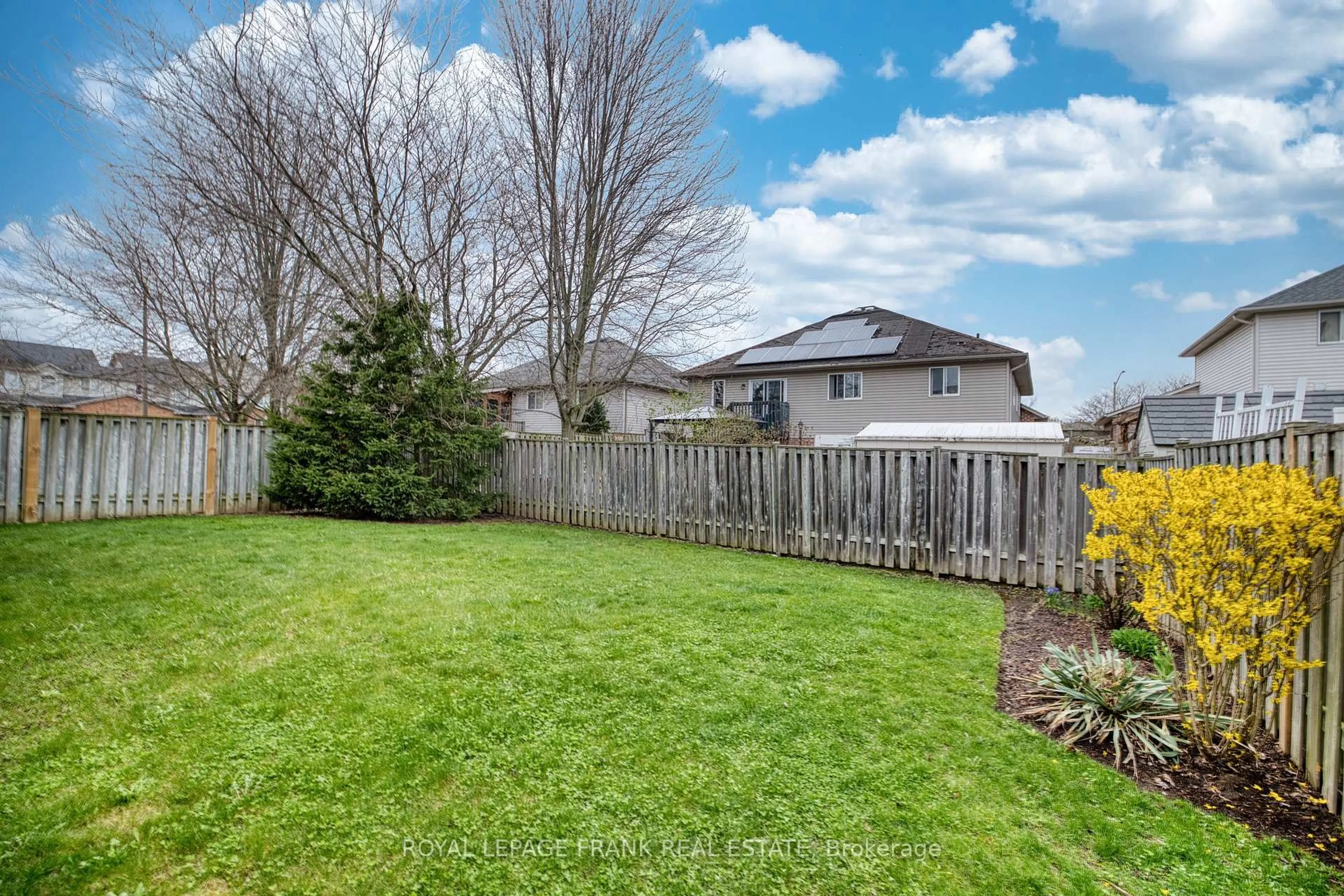 A pic from outside/outdoor area/front of a property/back of a property/a pic from drone, unknown for 4112 Walcot Crt, Lincoln Ontario L3J 0L9