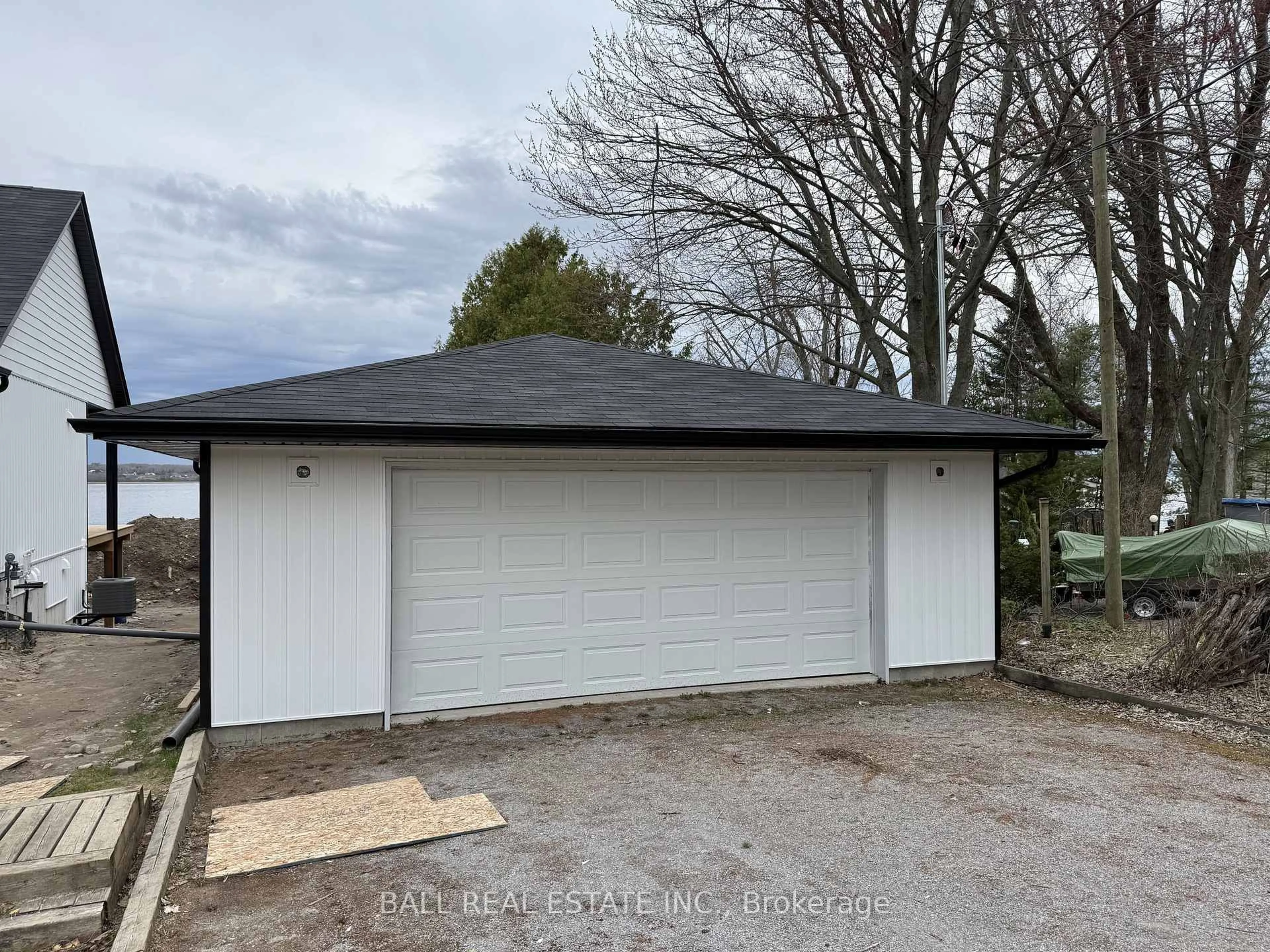 Indoor garage for 1380 Island View Dr, Selwyn Ontario K0L 1T0