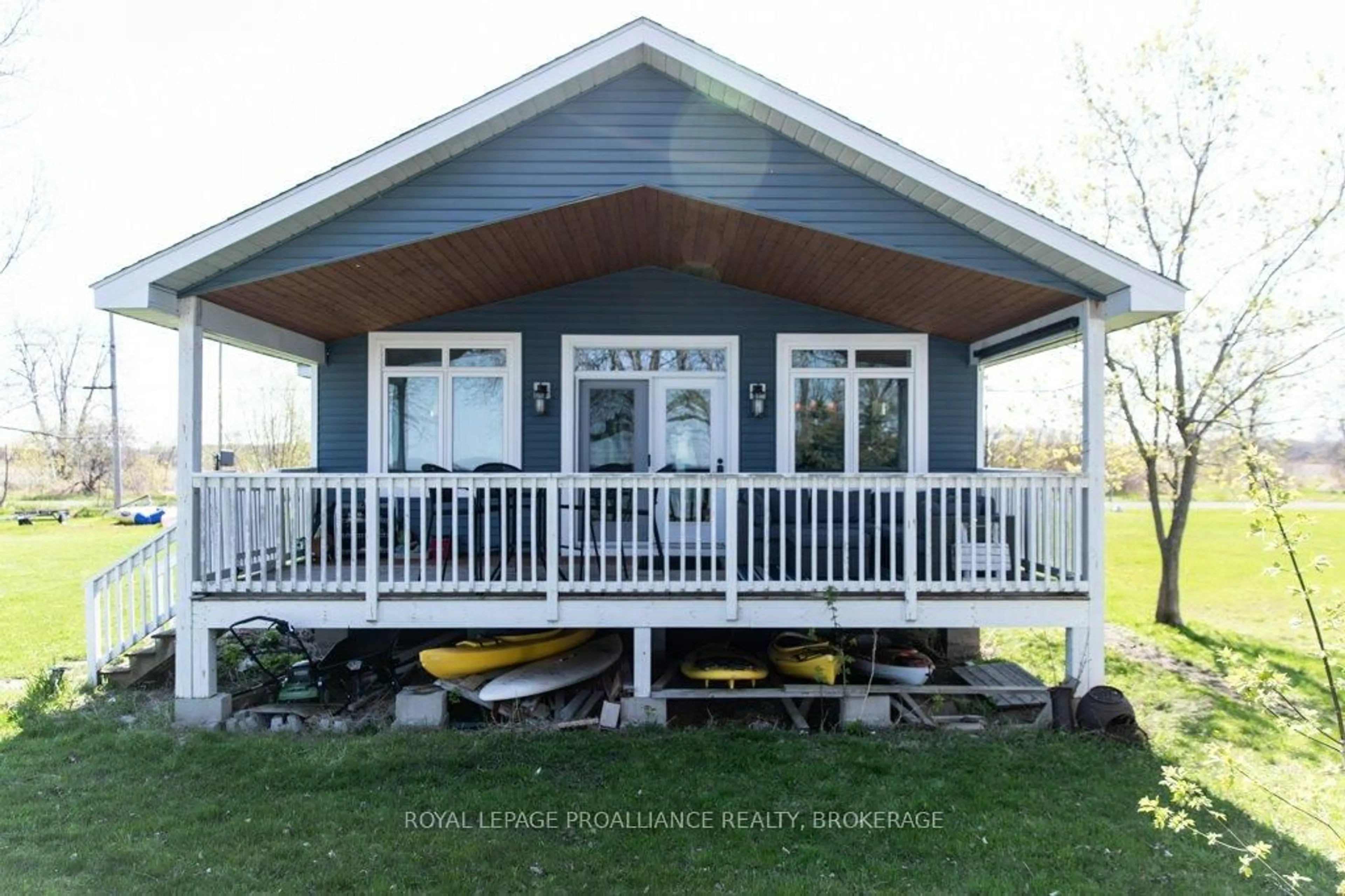 Home with vinyl exterior material, building for 166 Easy Lane, Wolfe Island Ontario K0H 2Y0