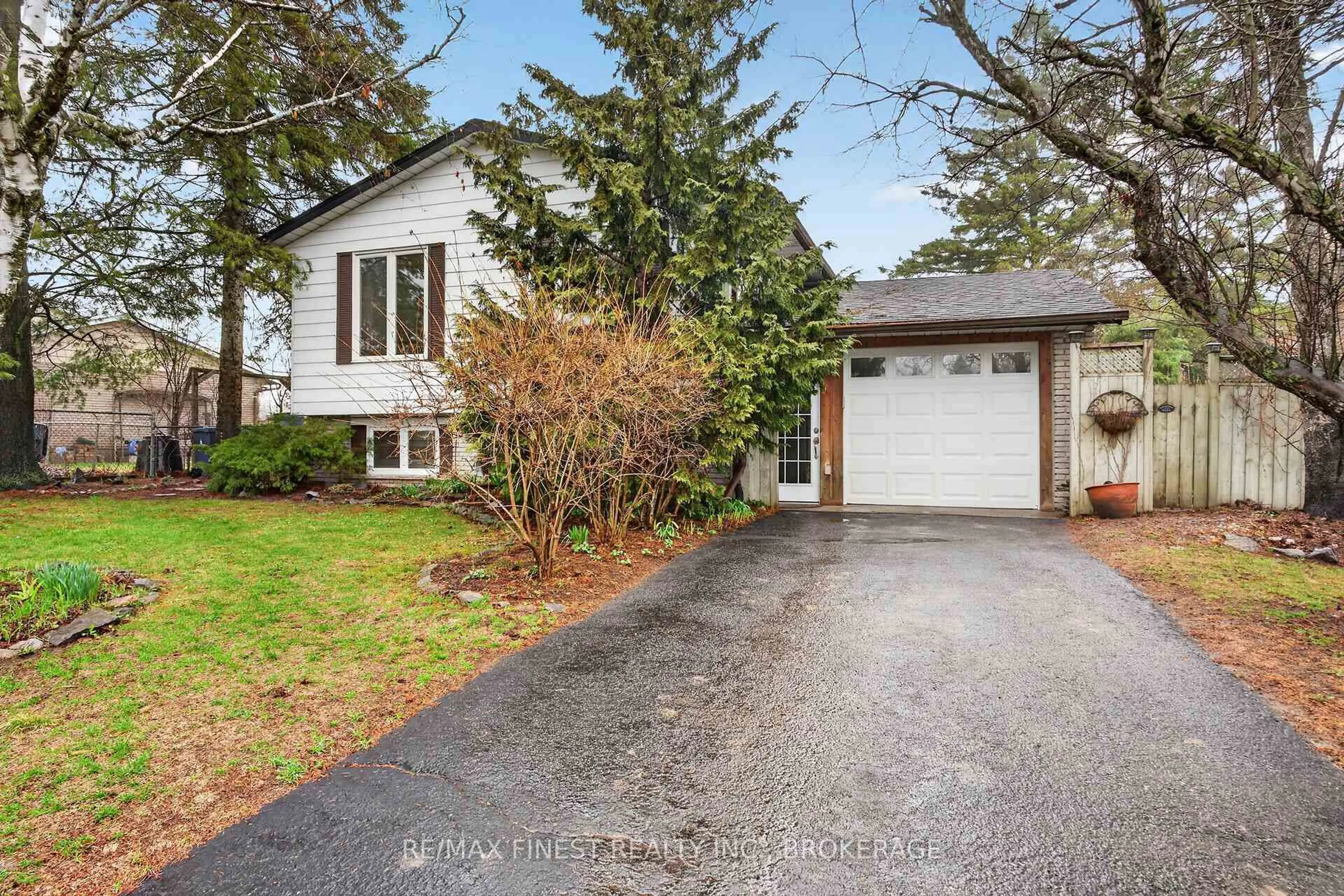 Home with vinyl exterior material, street for 798 Danbury Rd, Kingston Ontario K7M 6T4