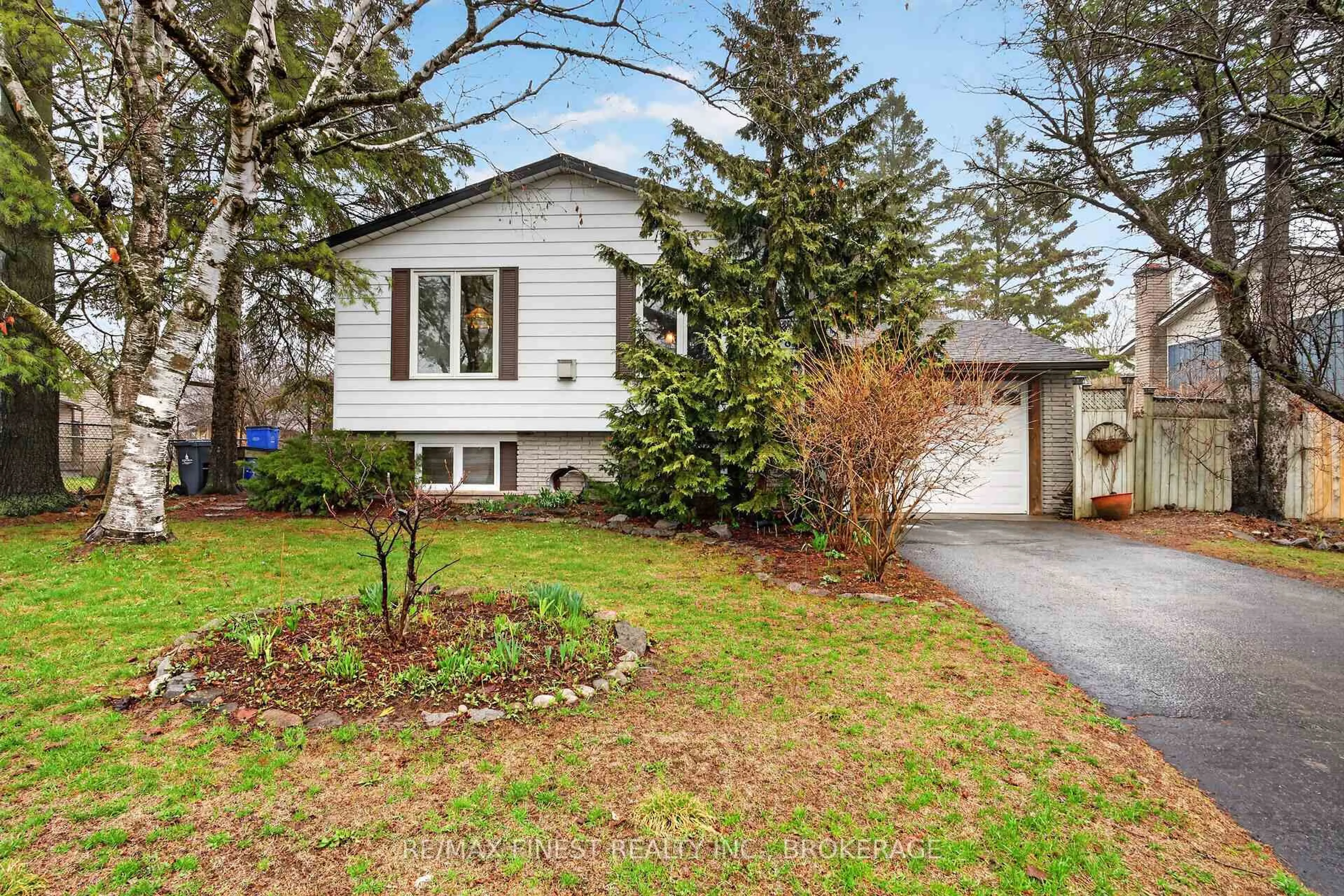 Home with vinyl exterior material, street for 798 Danbury Rd, Kingston Ontario K7M 6T4