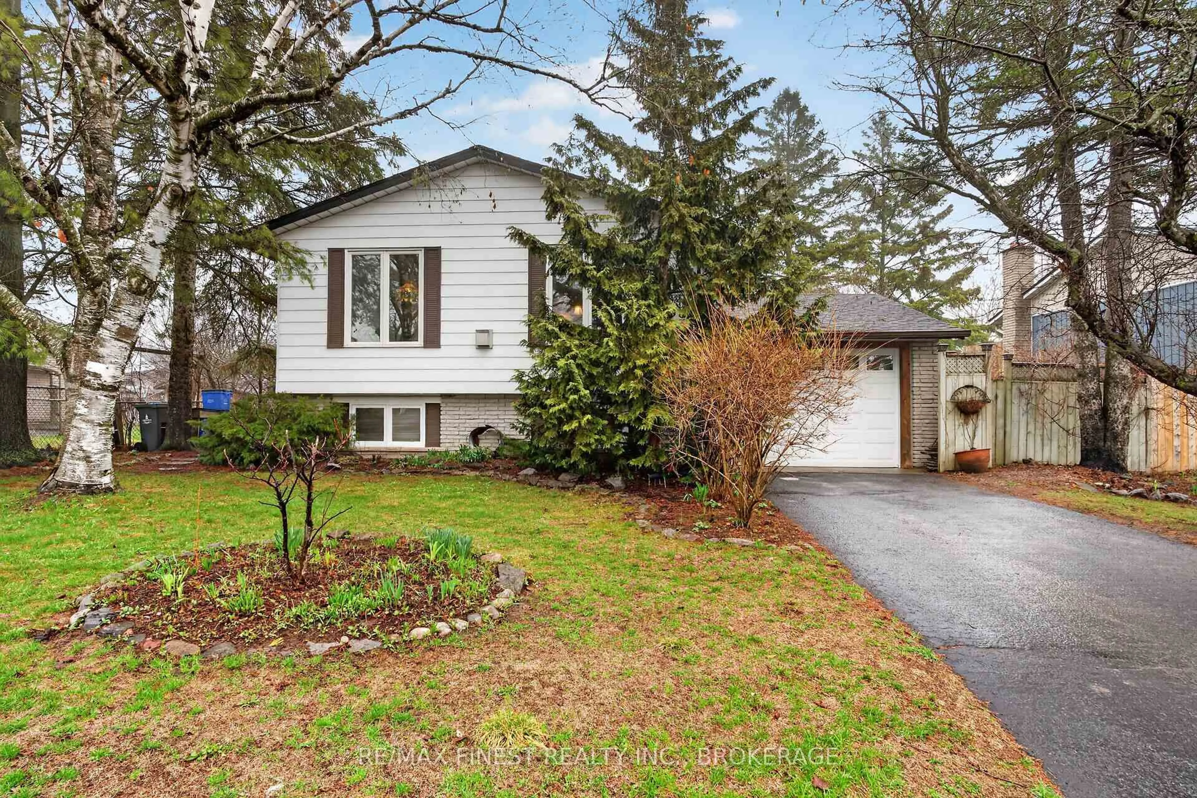 Home with vinyl exterior material, street for 798 Danbury Rd, Kingston Ontario K7M 6T4