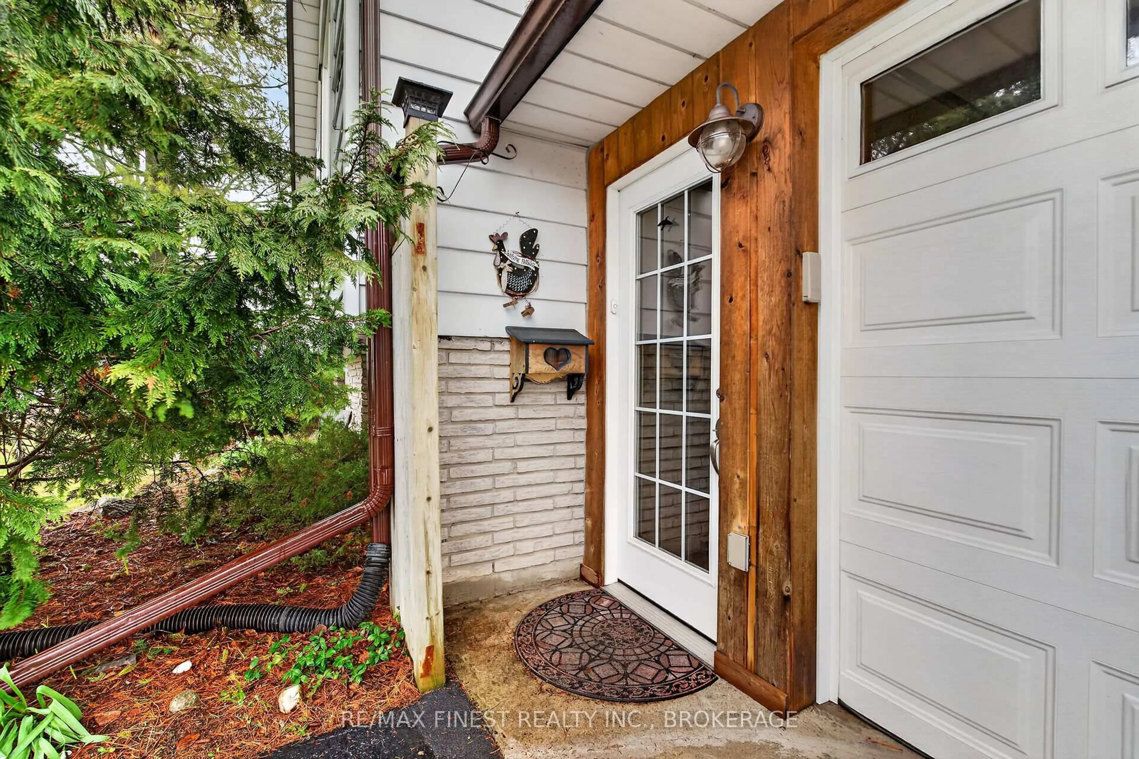 Indoor entryway for 798 Danbury Rd, Kingston Ontario K7M 6T4