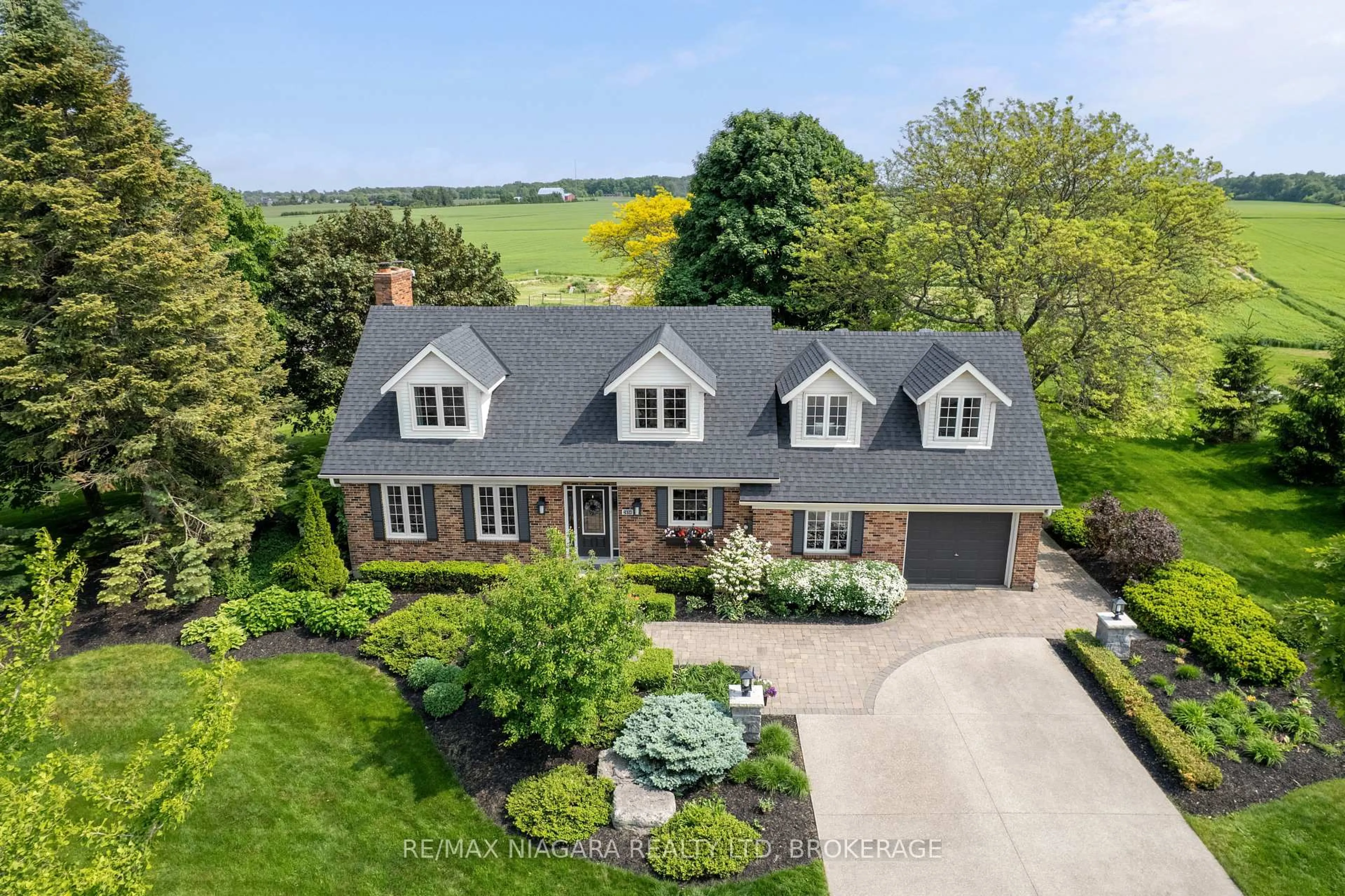 A pic from outside/outdoor area/front of a property/back of a property/a pic from drone, street for 2698 Twenty Rd. Rd, Lincoln Ontario L0S 1C0