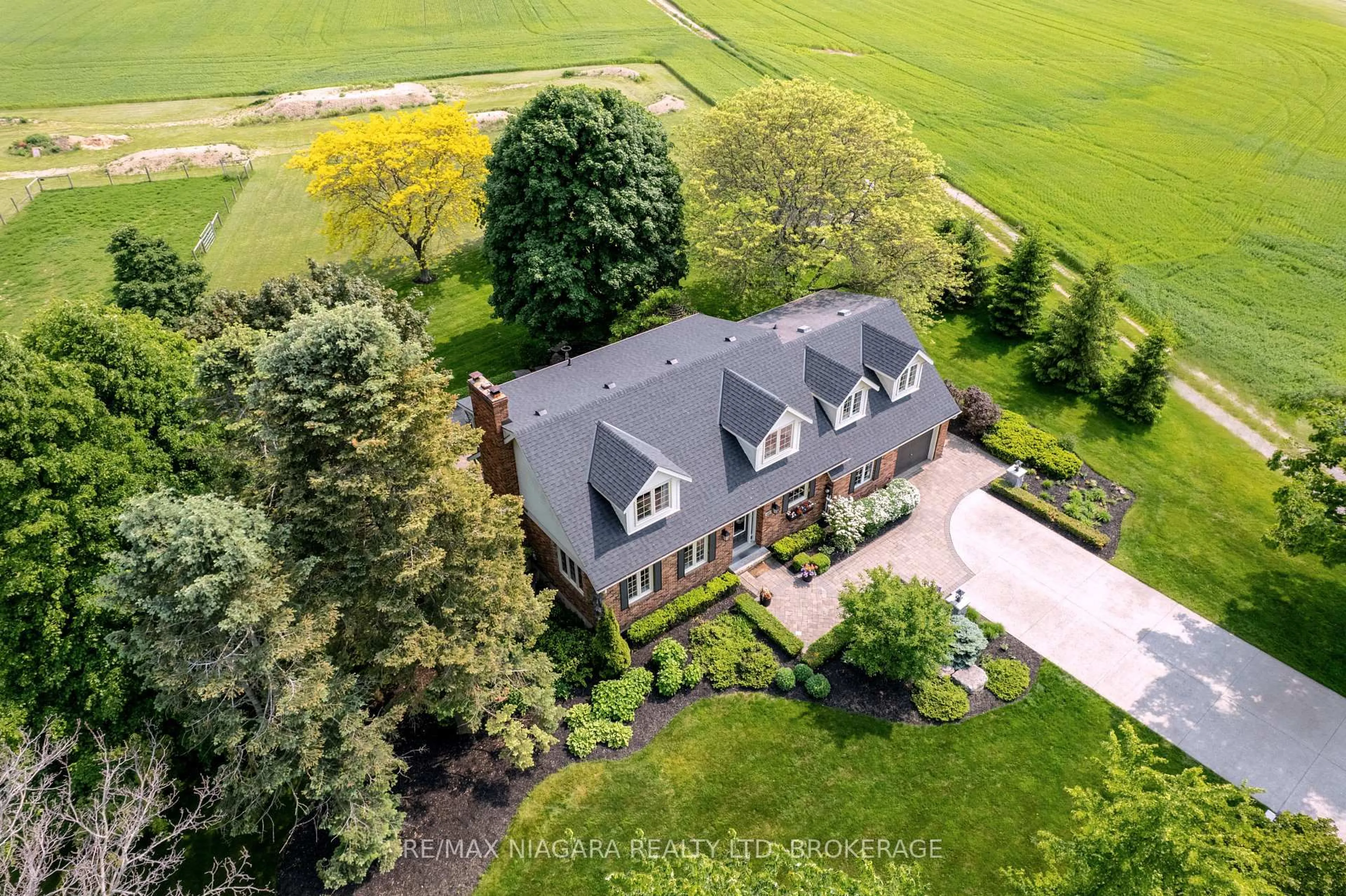 A pic from outside/outdoor area/front of a property/back of a property/a pic from drone, street for 2698 Twenty Rd. Rd, Lincoln Ontario L0S 1C0