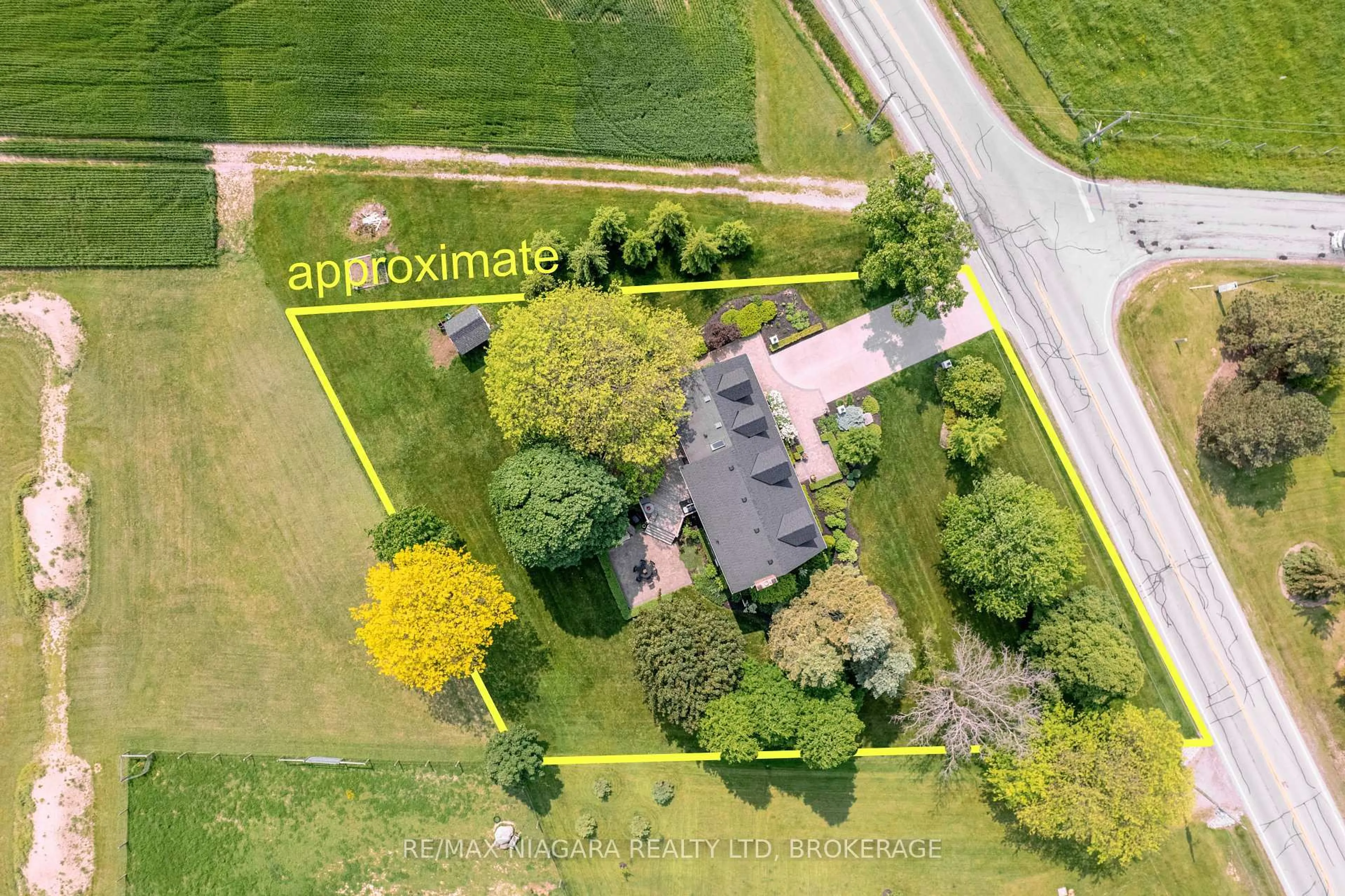 A pic from outside/outdoor area/front of a property/back of a property/a pic from drone, street for 2698 Twenty Rd. Rd, Lincoln Ontario L0S 1C0