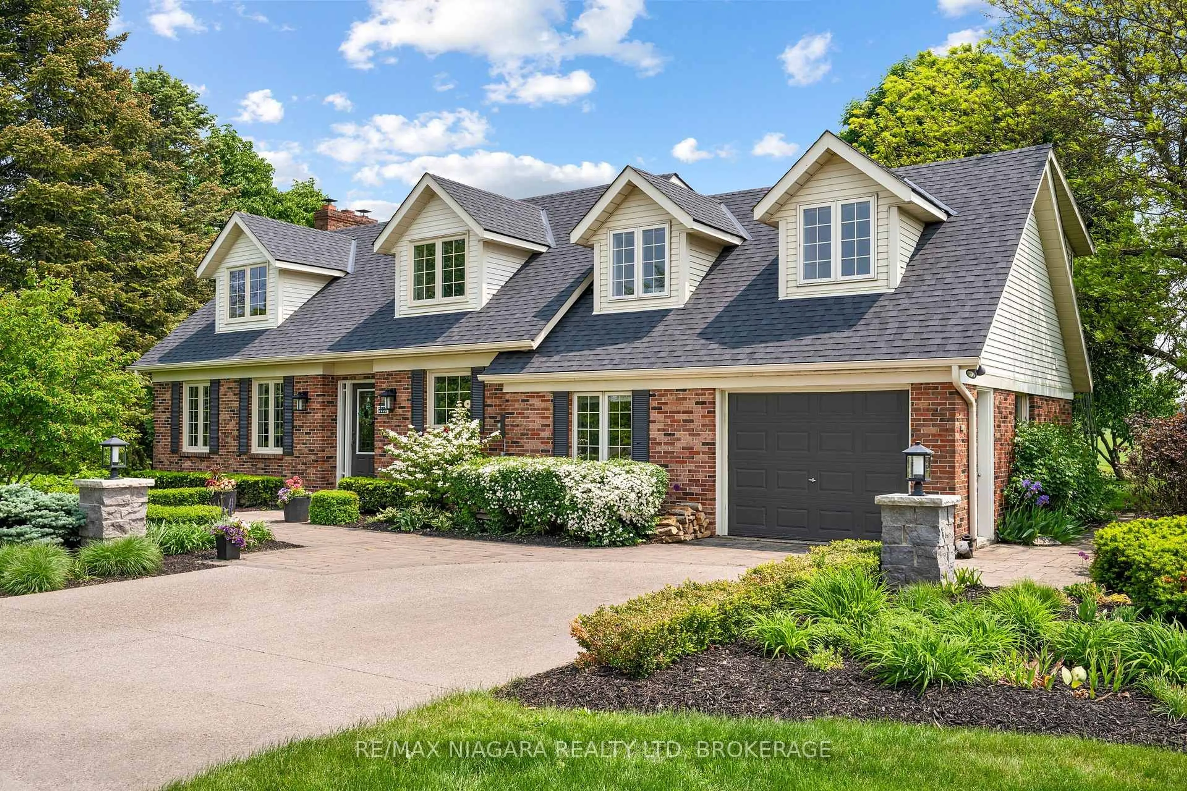 Home with brick exterior material, street for 2698 Twenty Rd. Rd, Lincoln Ontario L0S 1C0