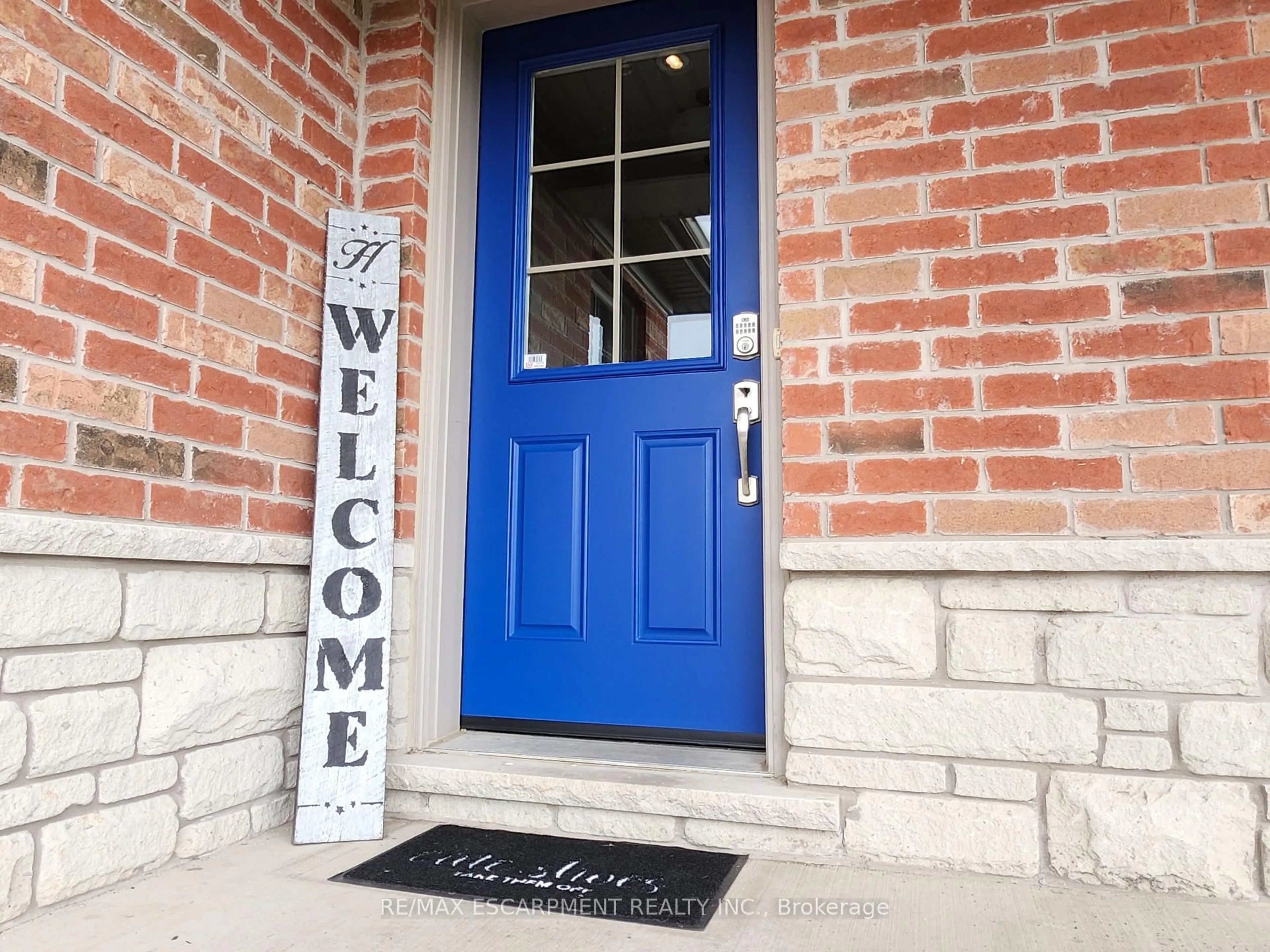 Indoor entryway for 112 Anastasia Blvd, West Lincoln Ontario L0R 2A0