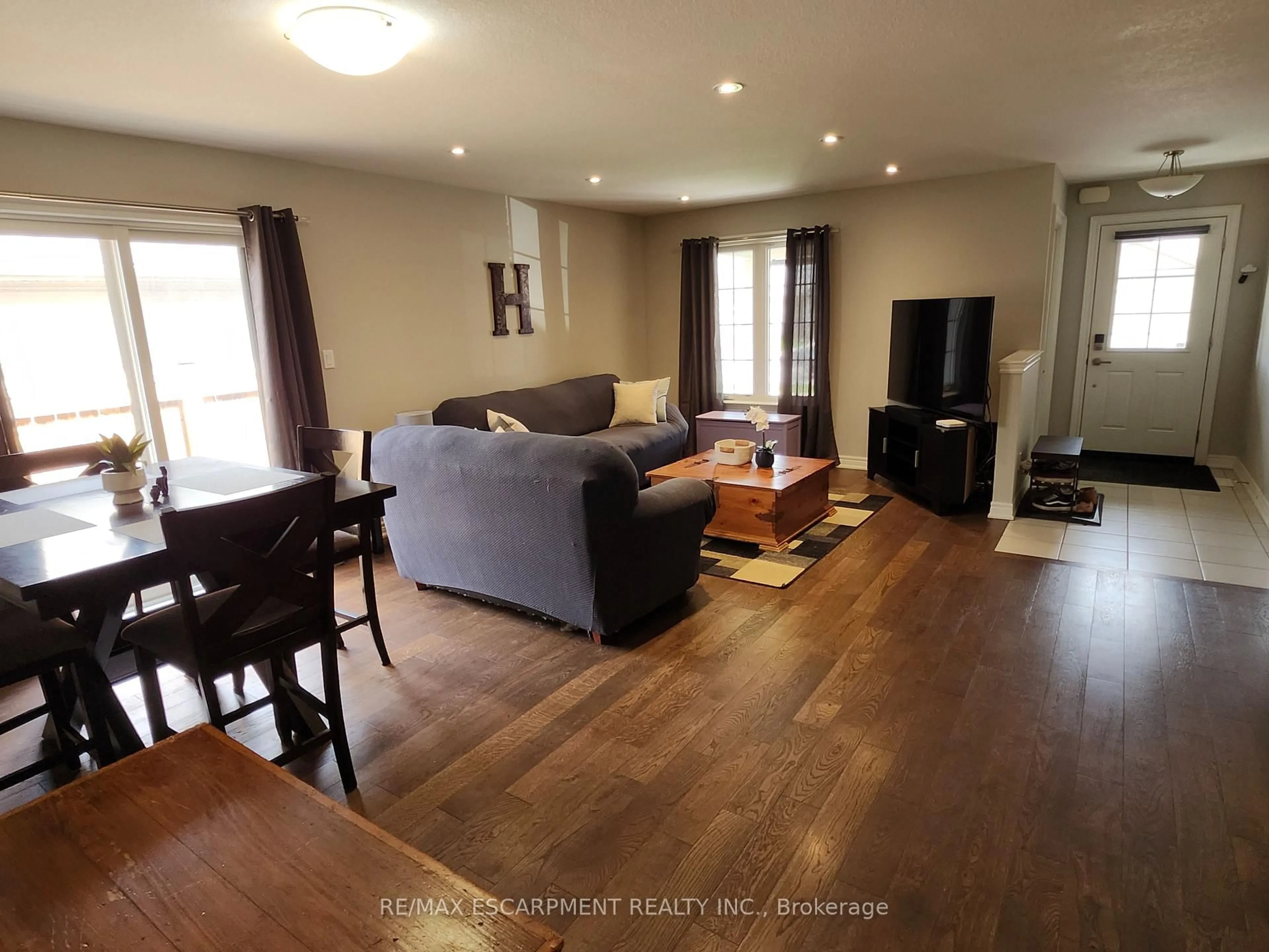 Living room with furniture, wood/laminate floor for 112 Anastasia Blvd, West Lincoln Ontario L0R 2A0