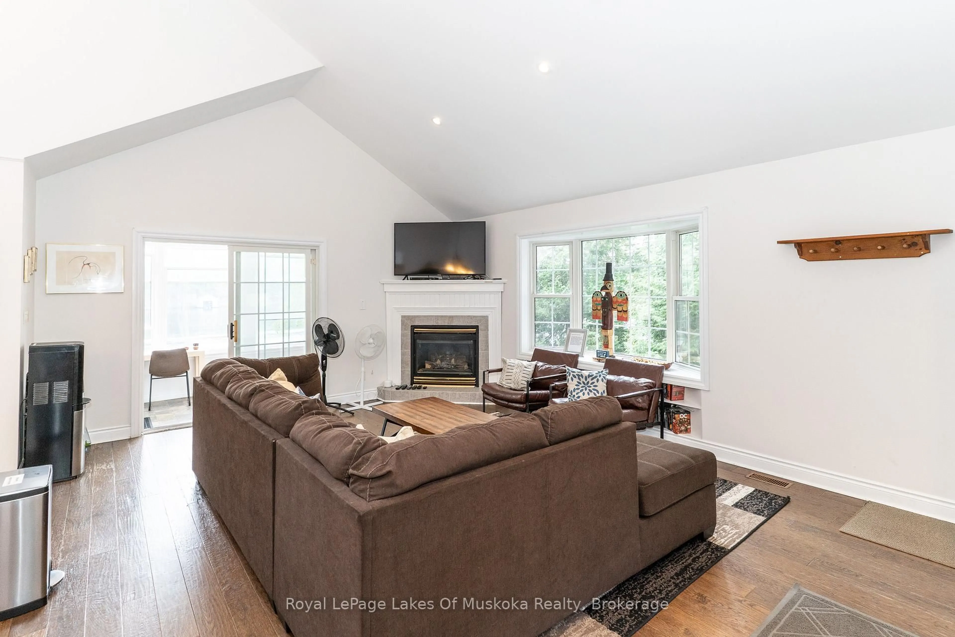 Living room with furniture, wood/laminate floor for 49 Pinetree Rd, Gravenhurst Ontario P1P 1R2