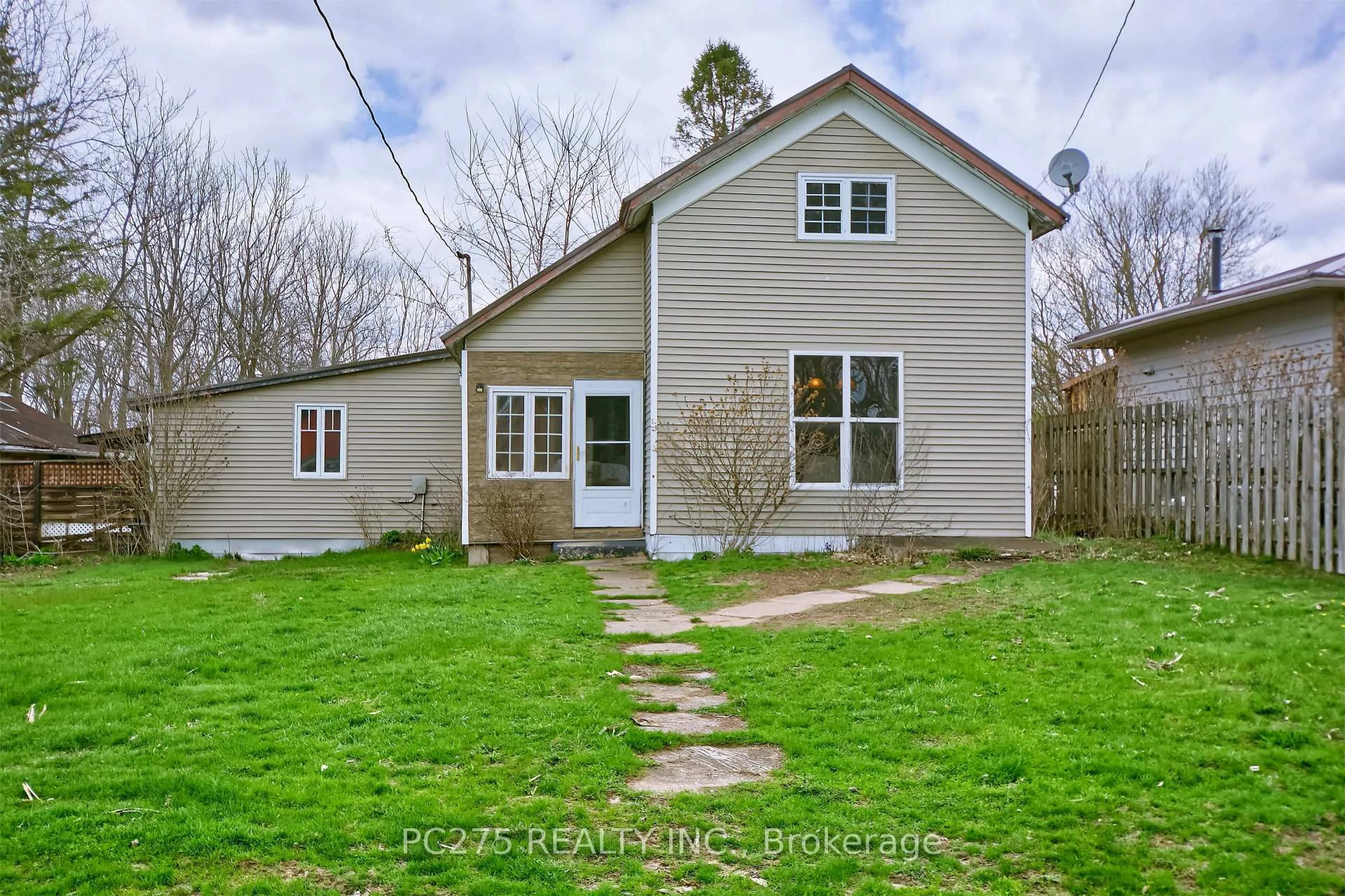 A pic from outside/outdoor area/front of a property/back of a property/a pic from drone, street for 179 Queen St, Norfolk Ontario N0E 1P0