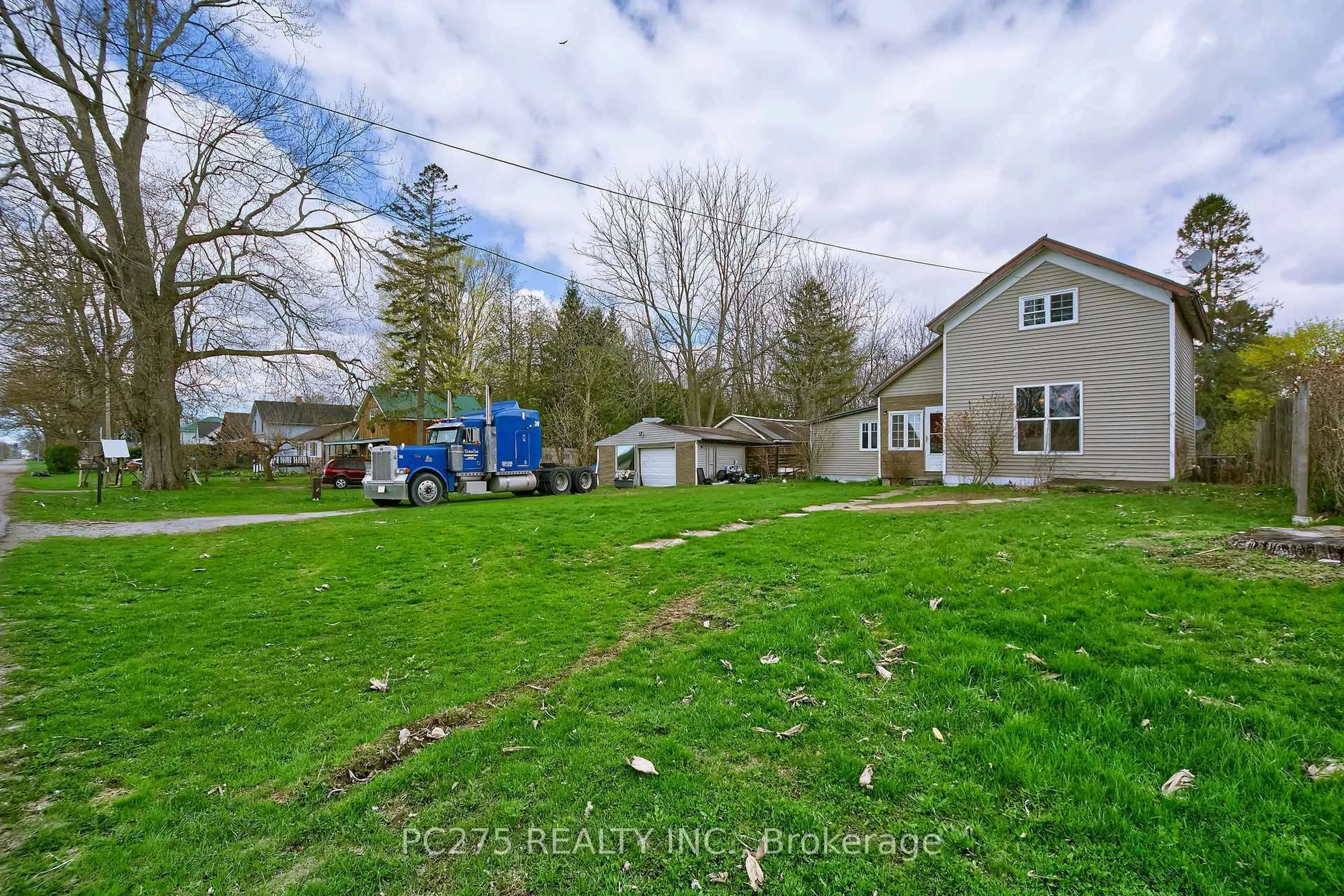 A pic from outside/outdoor area/front of a property/back of a property/a pic from drone, unknown for 179 Queen St, Norfolk Ontario N0E 1P0