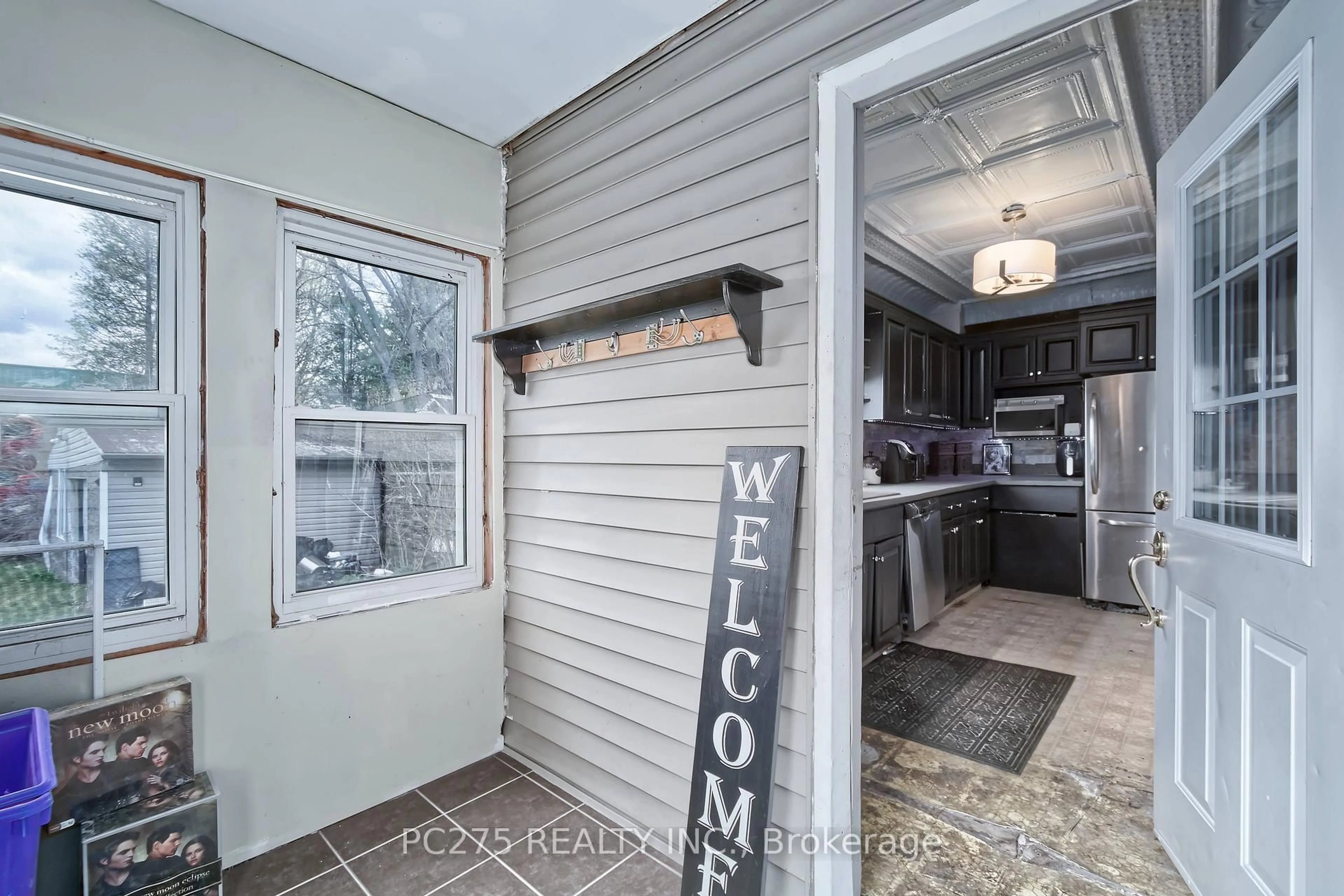 Indoor entryway for 179 Queen St, Norfolk Ontario N0E 1P0