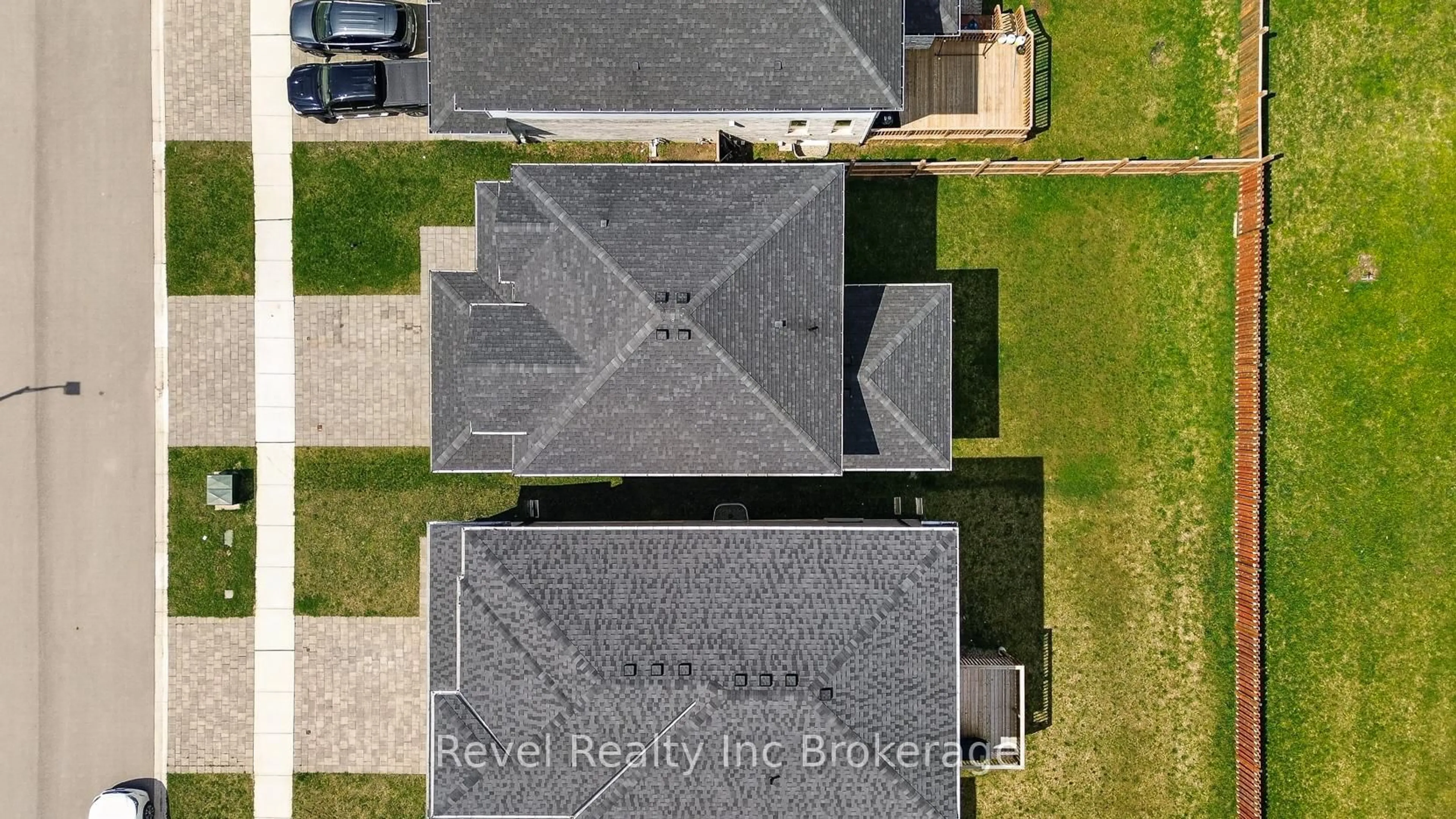 A pic from outside/outdoor area/front of a property/back of a property/a pic from drone, building for 32 Sutherland Cres, Ingersoll Ontario N5C 0E4
