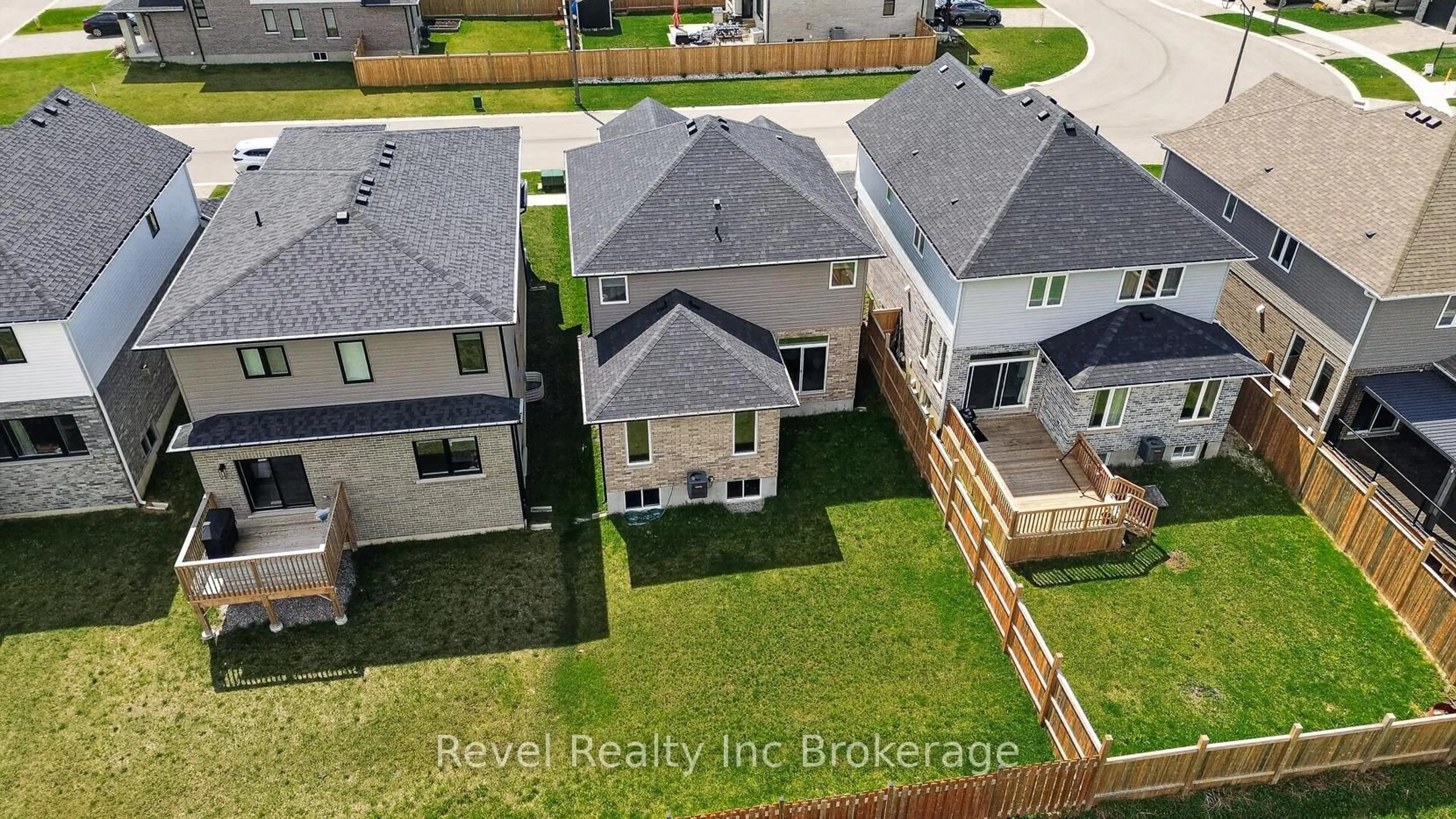 A pic from outside/outdoor area/front of a property/back of a property/a pic from drone, unknown for 32 Sutherland Cres, Ingersoll Ontario N5C 0E4