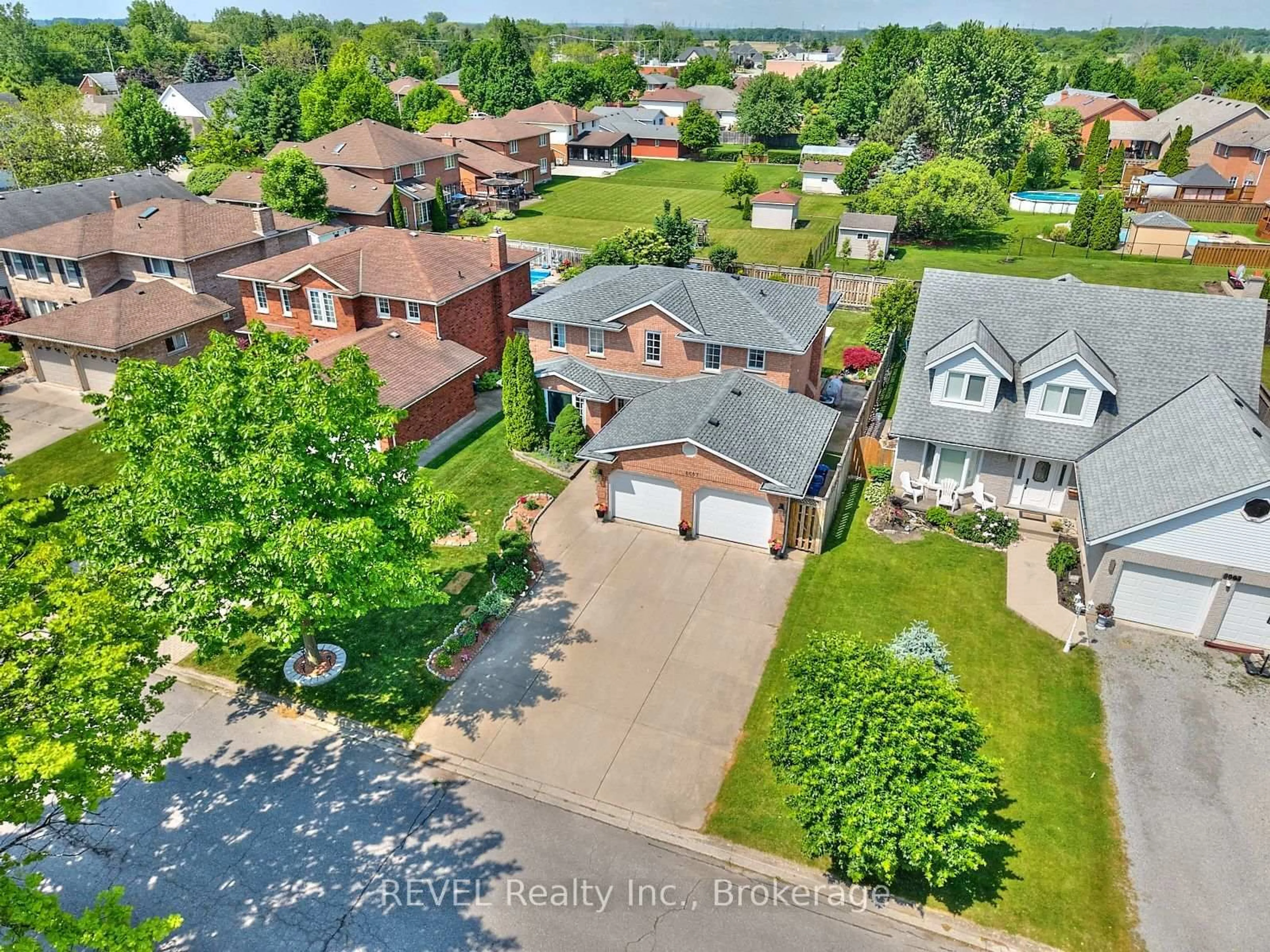A pic from outside/outdoor area/front of a property/back of a property/a pic from drone, street for 8007 Oakridge Dr, Niagara Falls Ontario L2H 2W1