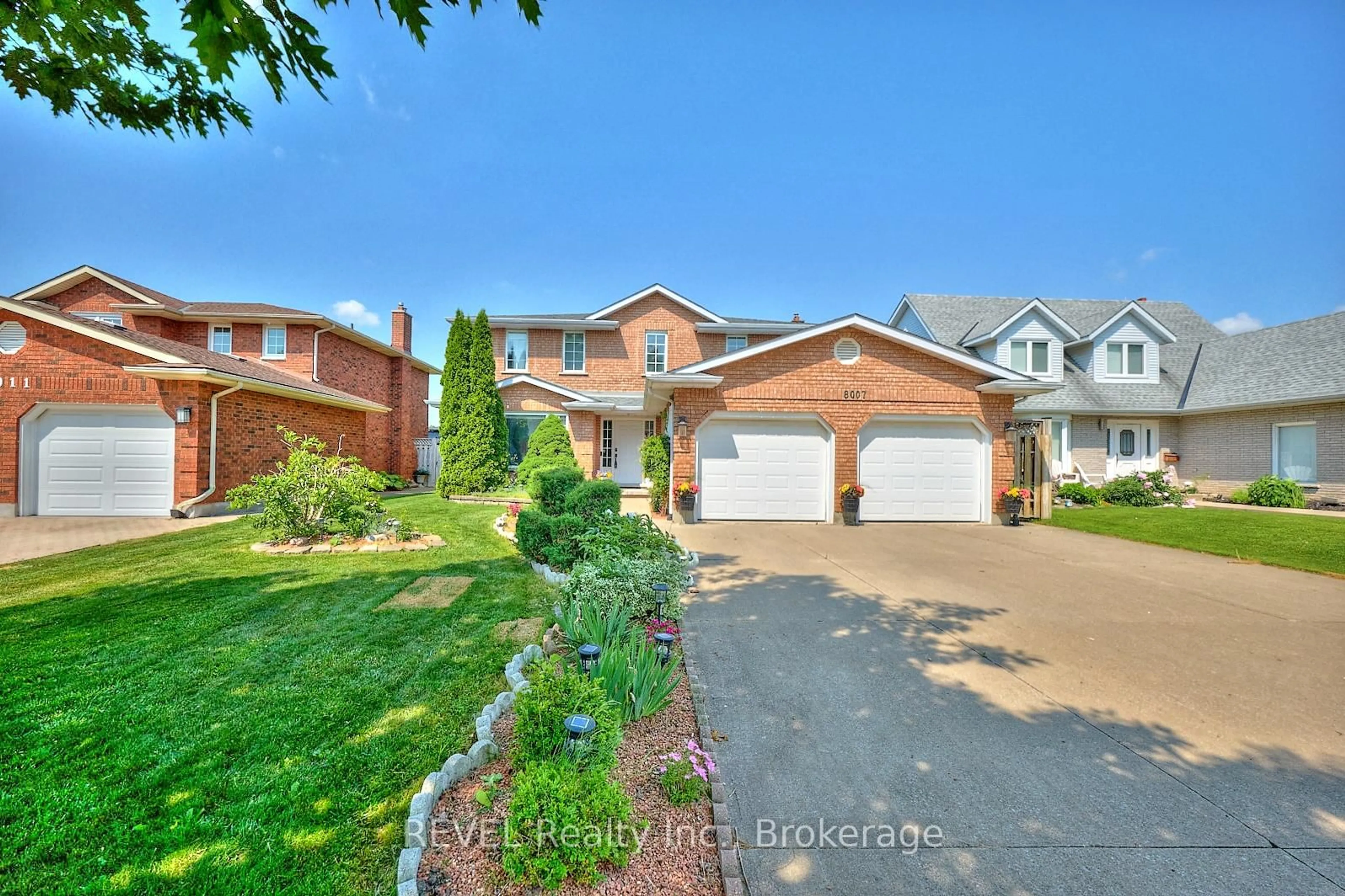 Home with brick exterior material, street for 8007 Oakridge Dr, Niagara Falls Ontario L2H 2W1