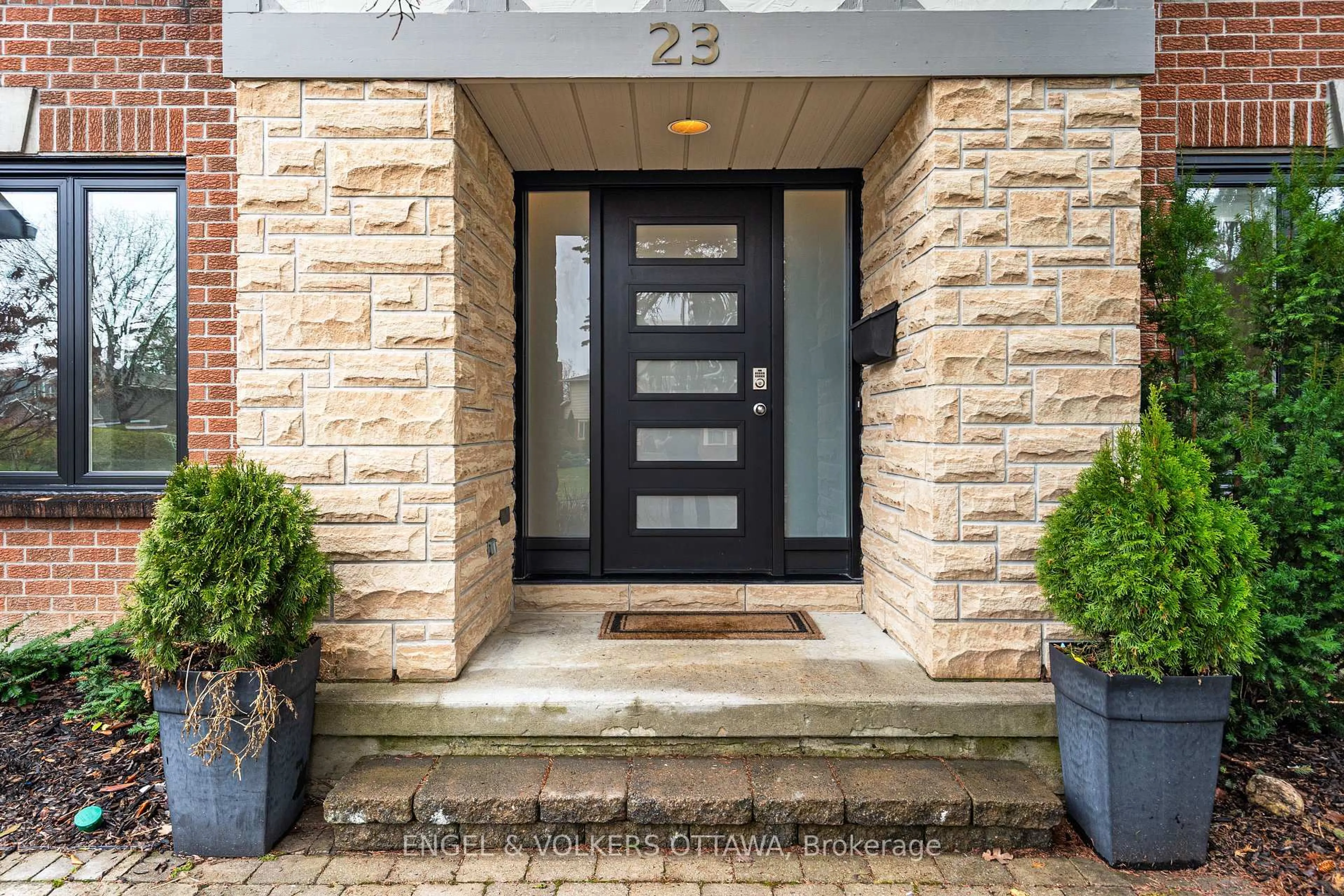 Indoor entryway for 23 Pinecone Tr, Ottawa Ontario K2S 1E1