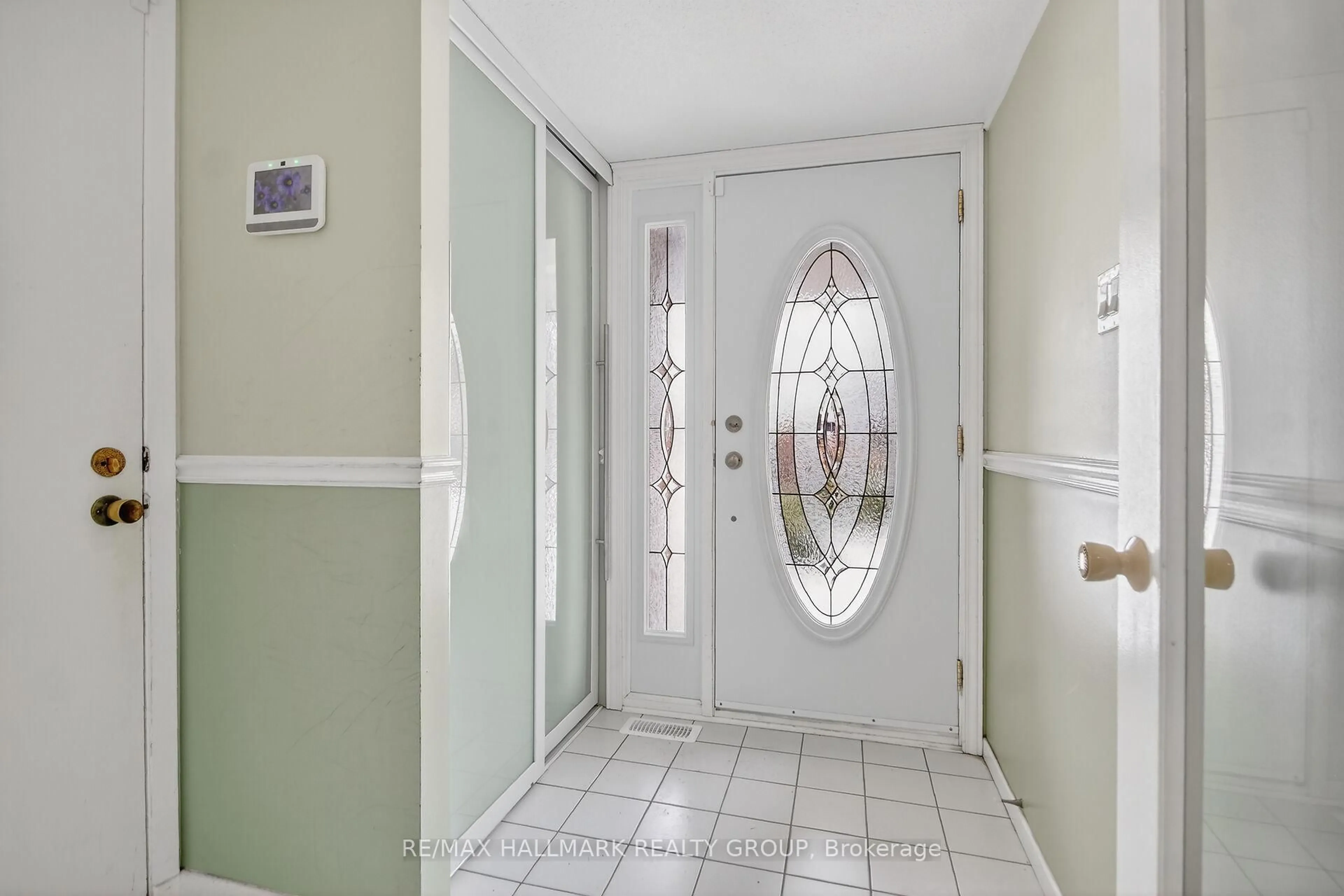 Indoor entryway for 14 Jalna Crt, Barrhaven Ontario K2J 1M6