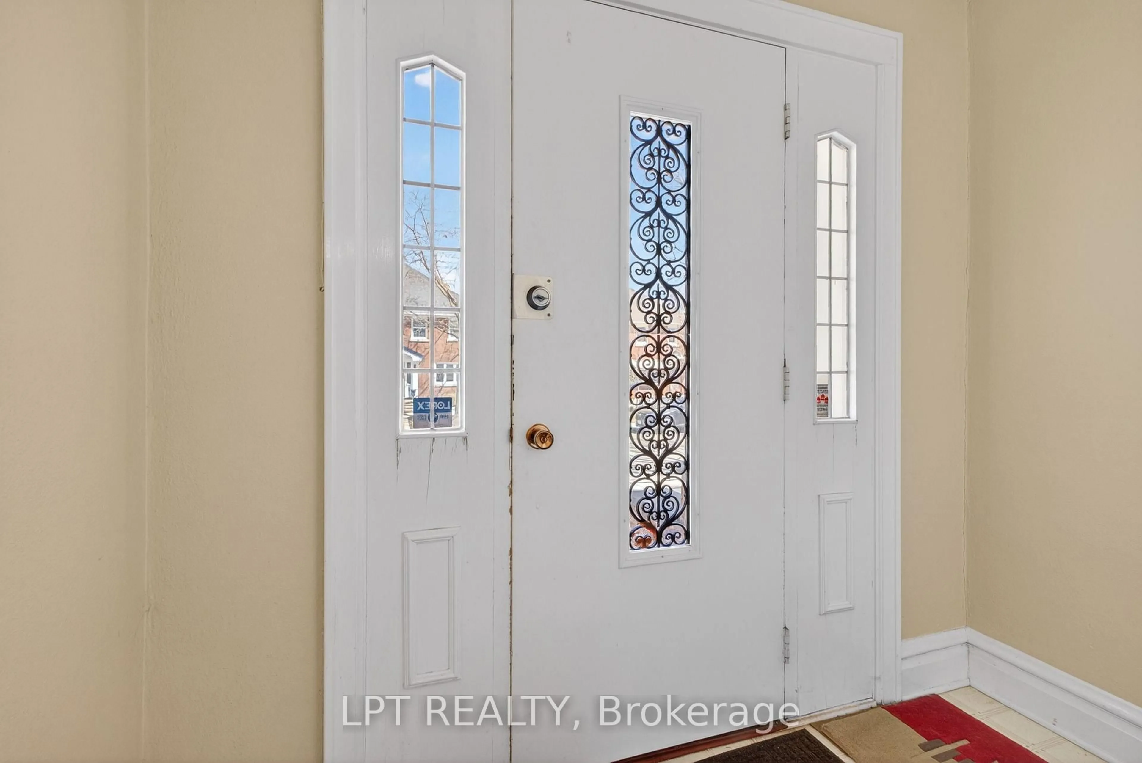 Indoor entryway for 168 Huron Ave, Ottawa Ontario K1Y 0W4