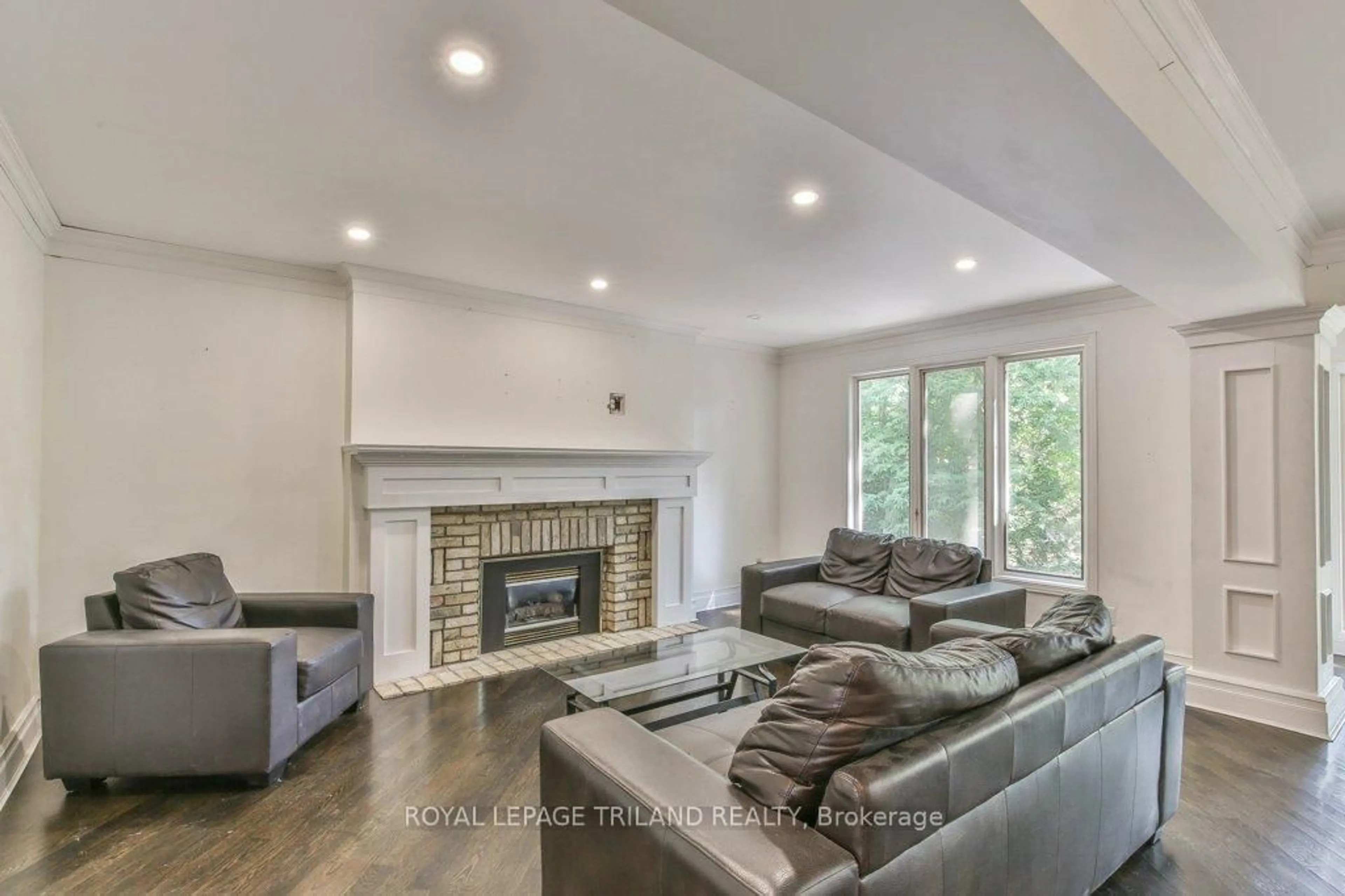 Living room with furniture, unknown for 97 TIMBER Dr, London South Ontario N6K 3V6