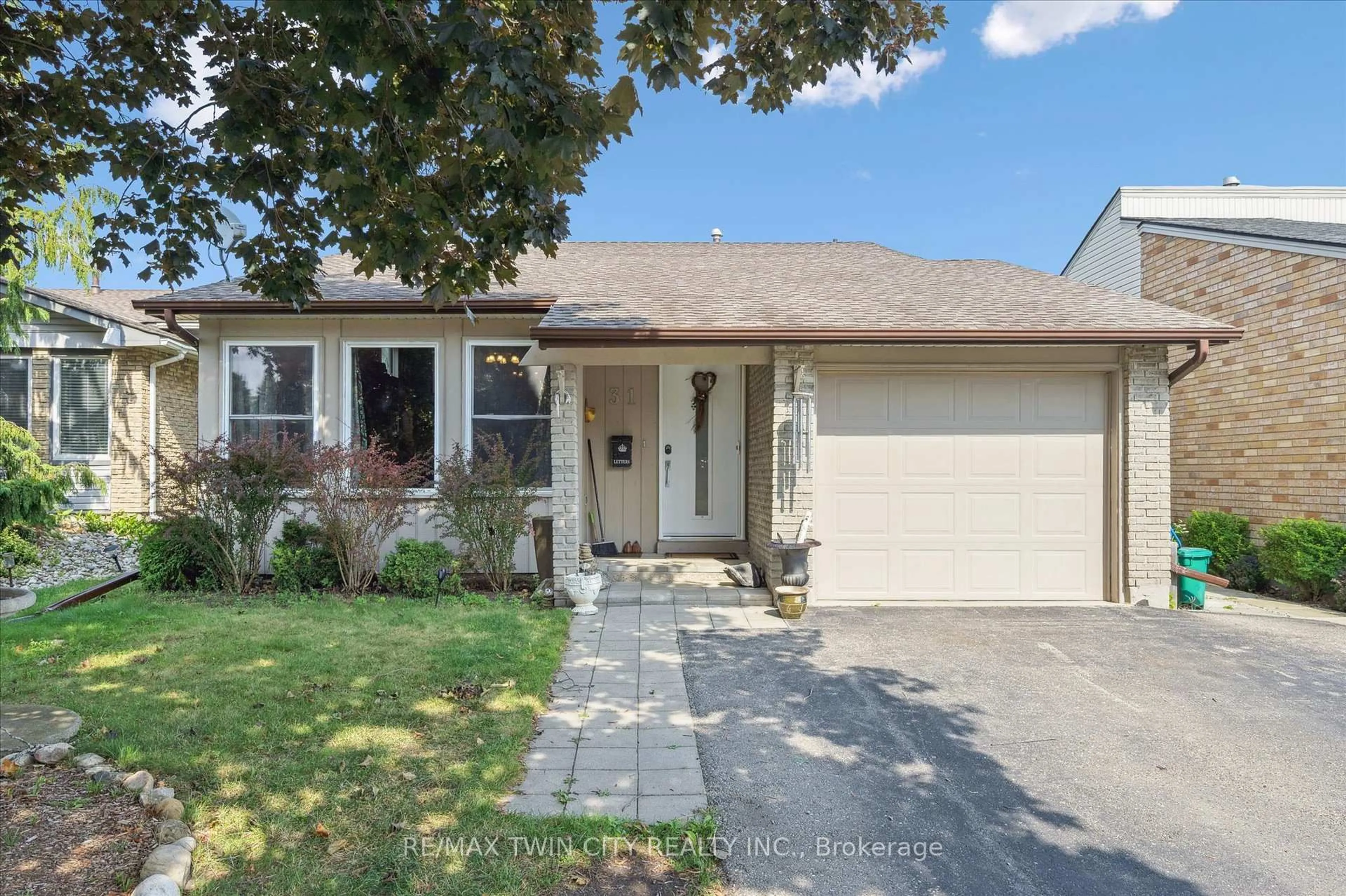 Home with vinyl exterior material, street for 31 Saxony Circ, Cambridge Ontario N1S 4G6