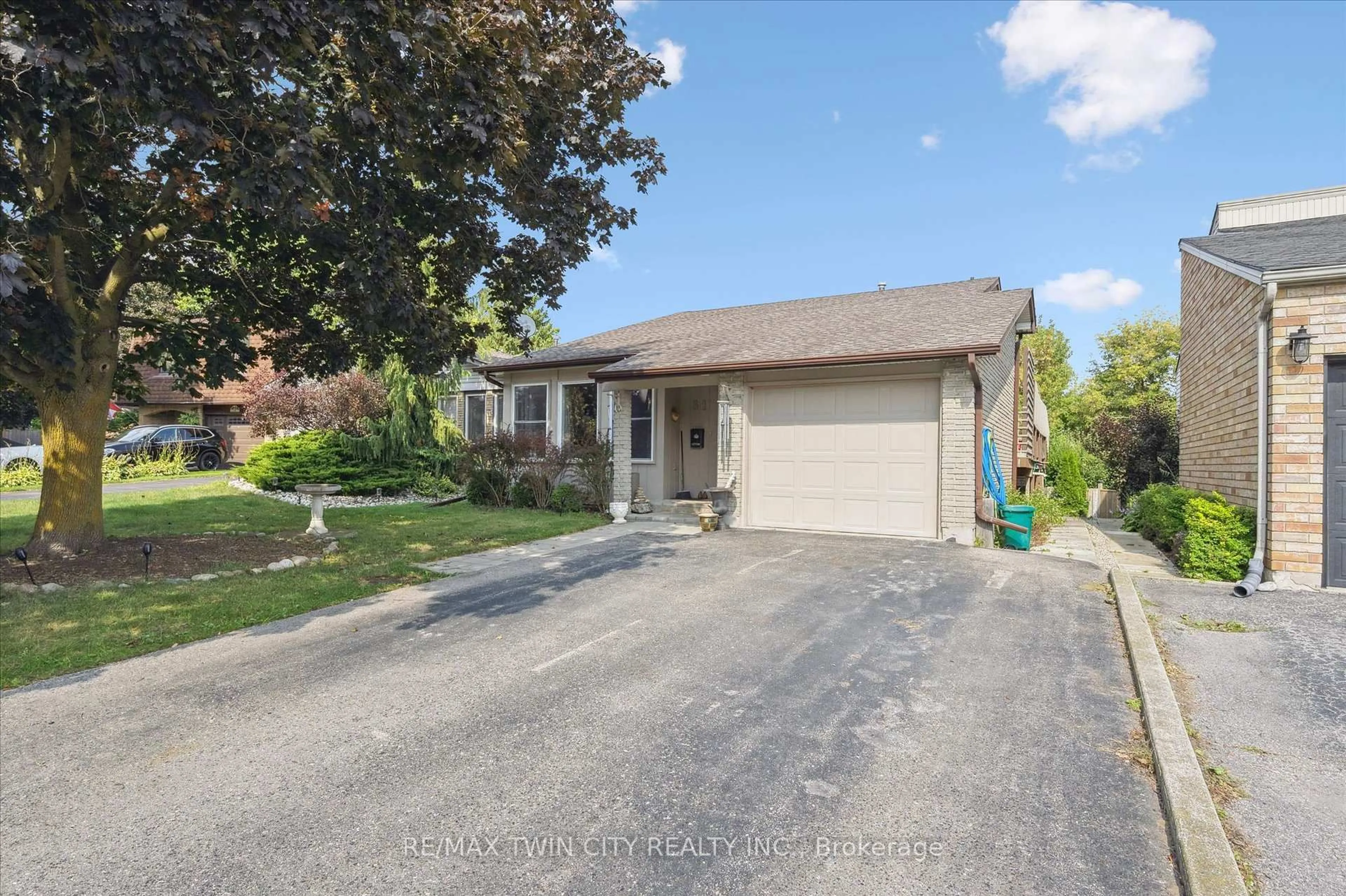 A pic from outside/outdoor area/front of a property/back of a property/a pic from drone, street for 31 Saxony Circ, Cambridge Ontario N1S 4G6